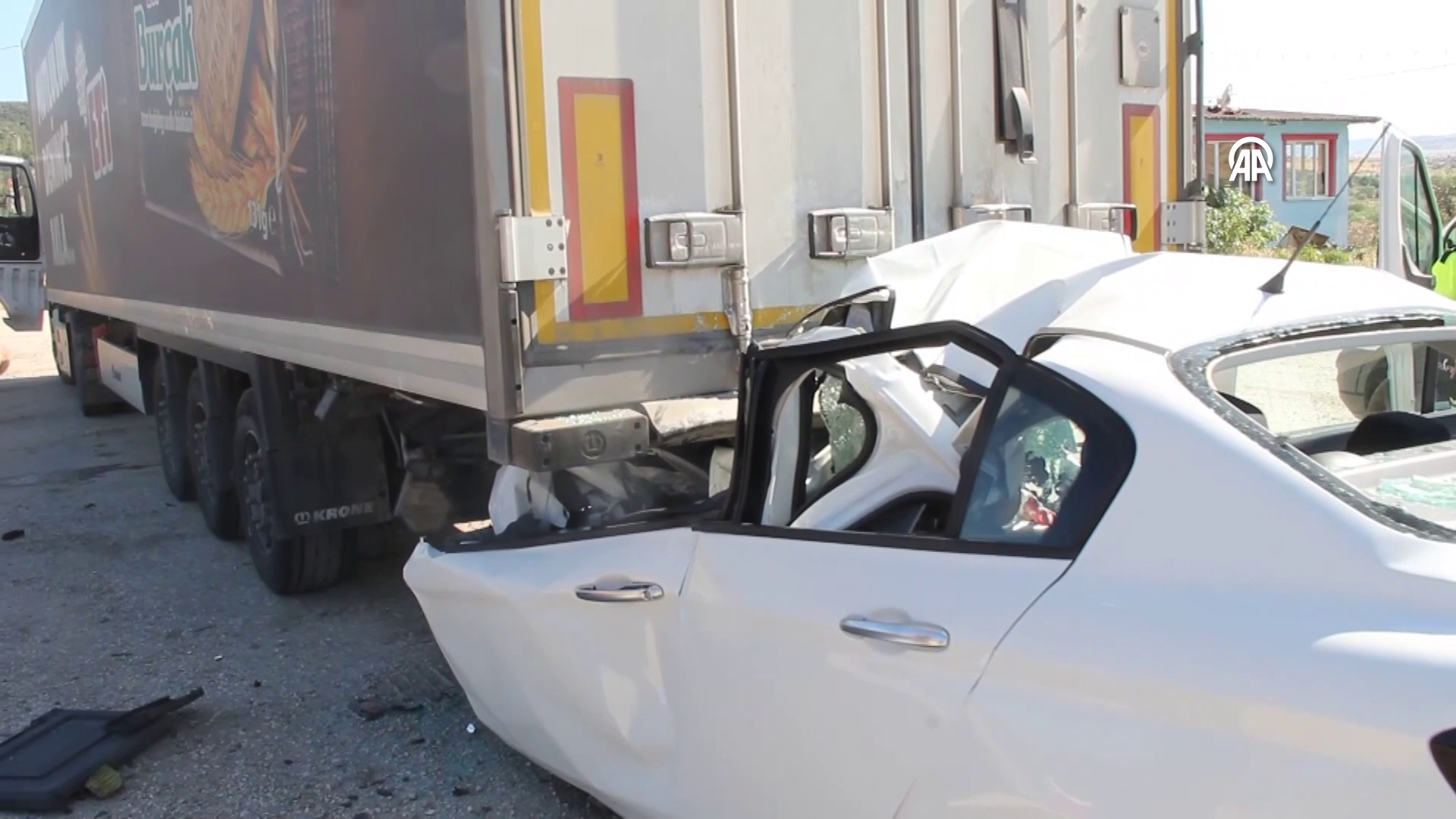 MANİSA - Park halindeki tıra arkadan çarpan otomobildeki baba ve 3 çocuğu öldü - Görsel 2