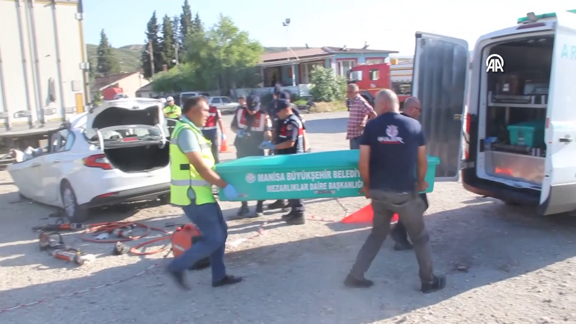 MANİSA - Park halindeki tıra arkadan çarpan otomobildeki baba ve 3 çocuğu öldü - Görsel 3