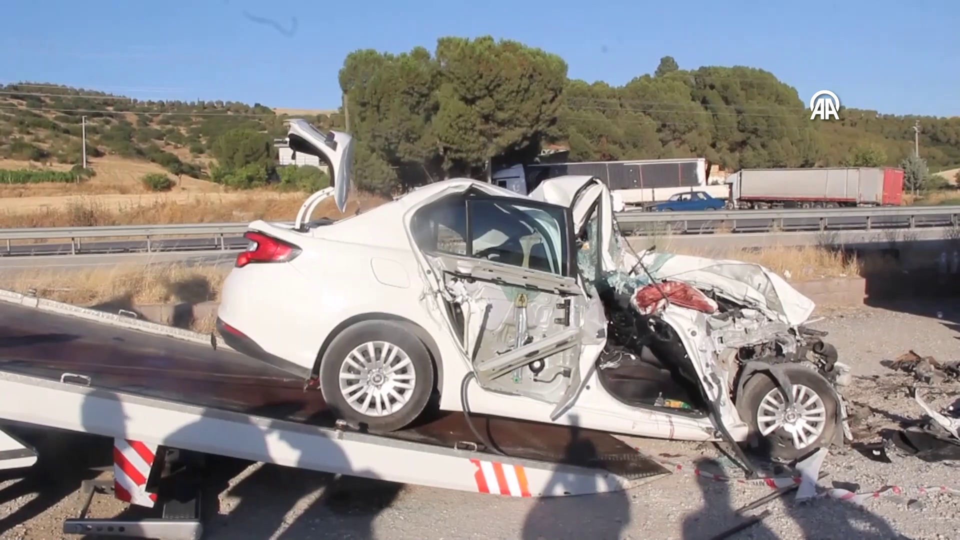 MANİSA - Park halindeki tıra arkadan çarpan otomobildeki baba ve 3 çocuğu öldü - Görsel 4