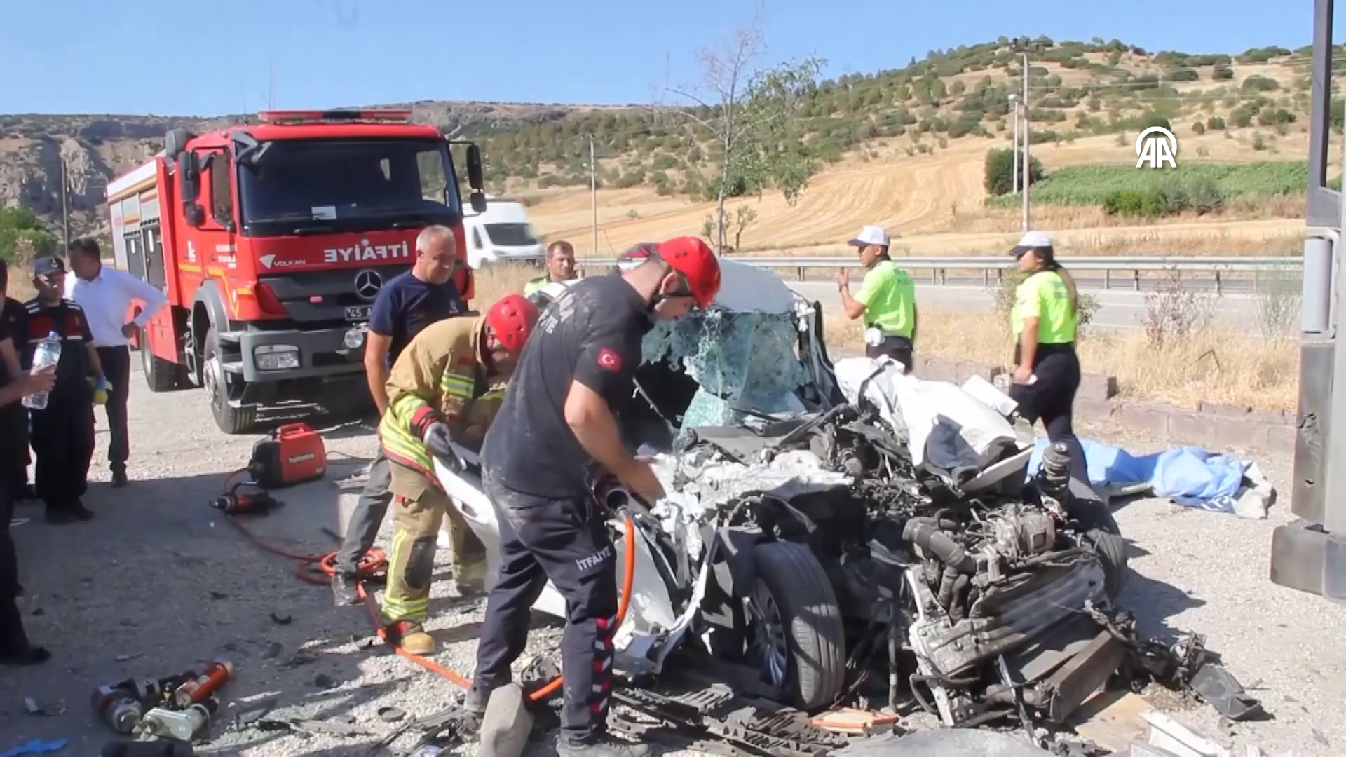 MANİSA - Park halindeki tıra arkadan çarpan otomobildeki baba ve 3 çocuğu öldü - Görsel 5