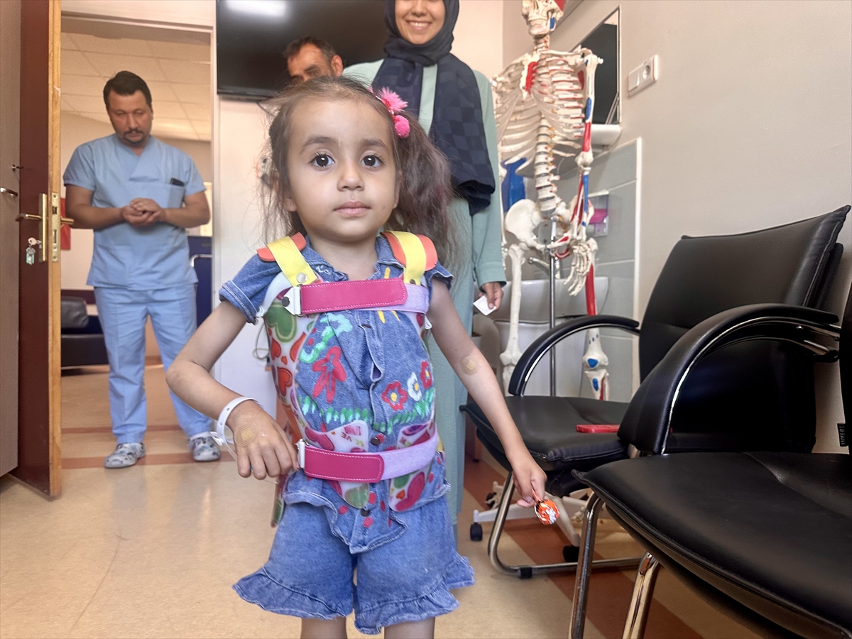 Seydişehirli Doktor Ali Güleç'in Mucizesi: Küçük Miray, 9 Saatlik Ameliyatla Omurga Eğriliğini Yendi - Görsel 1