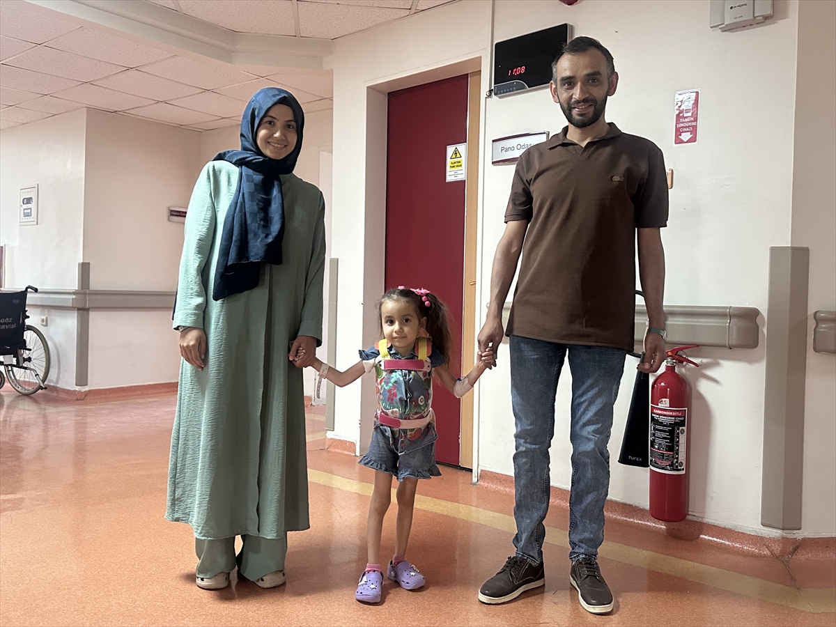 Seydişehirli Doktor Ali Güleç'in Mucizesi: Küçük Miray, 9 Saatlik Ameliyatla Omurga Eğriliğini Yendi - Görsel 7