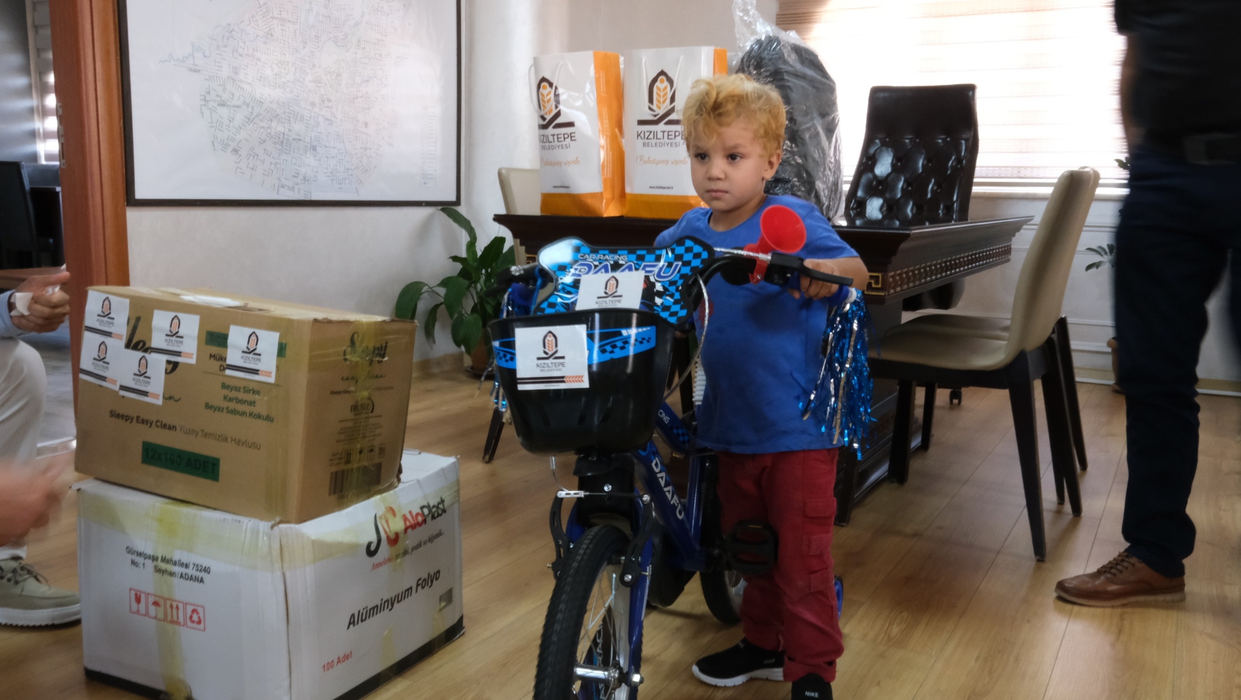 Yere atılan eski kilimi alıp çöp konteynerine bırakan kız çocuğuna belediyeden ödül - Görsel 1