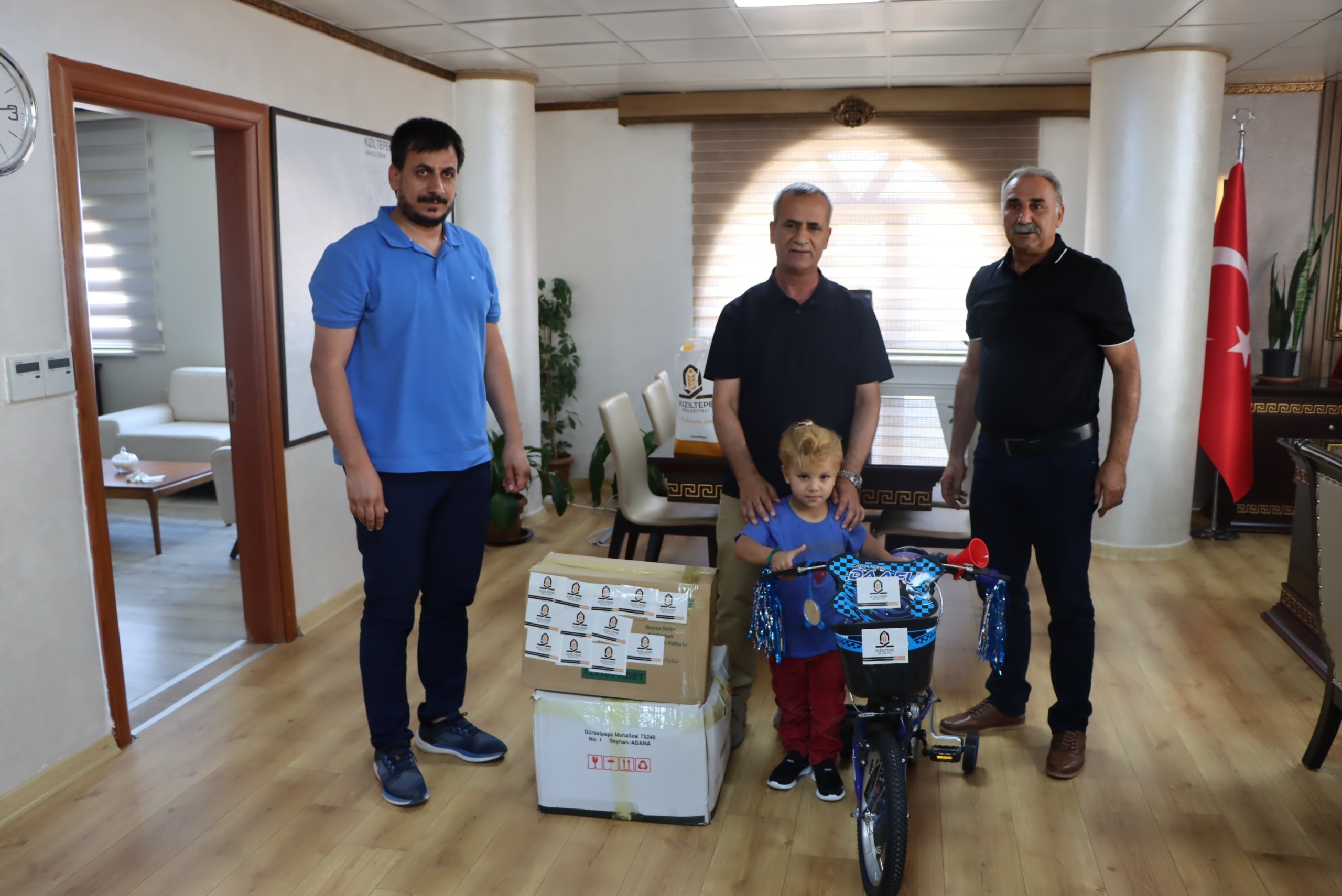 Yere atılan eski kilimi alıp çöp konteynerine bırakan kız çocuğuna belediyeden ödül - Görsel 3