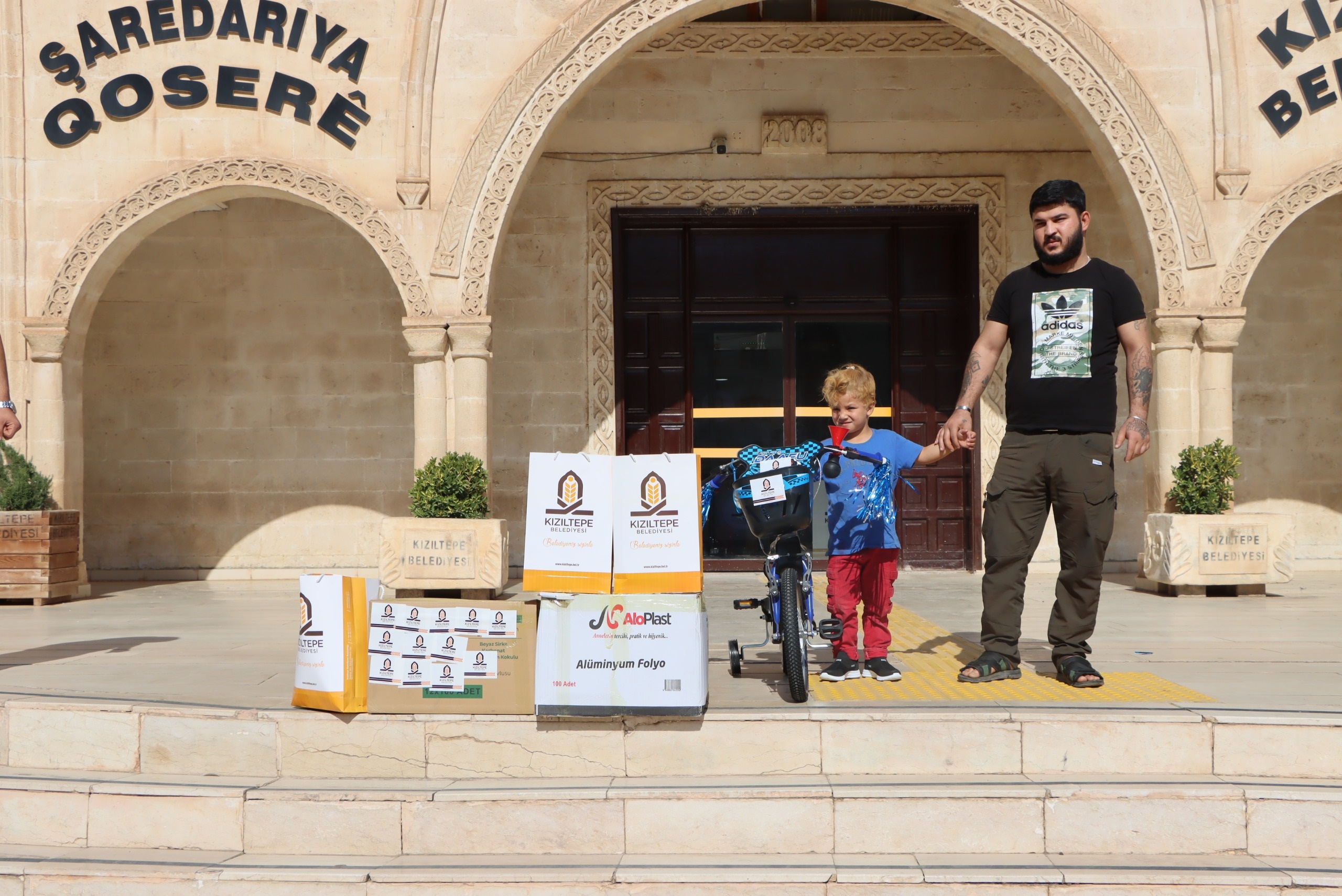 Yere atılan eski kilimi alıp çöp konteynerine bırakan kız çocuğuna belediyeden ödül - Görsel 4