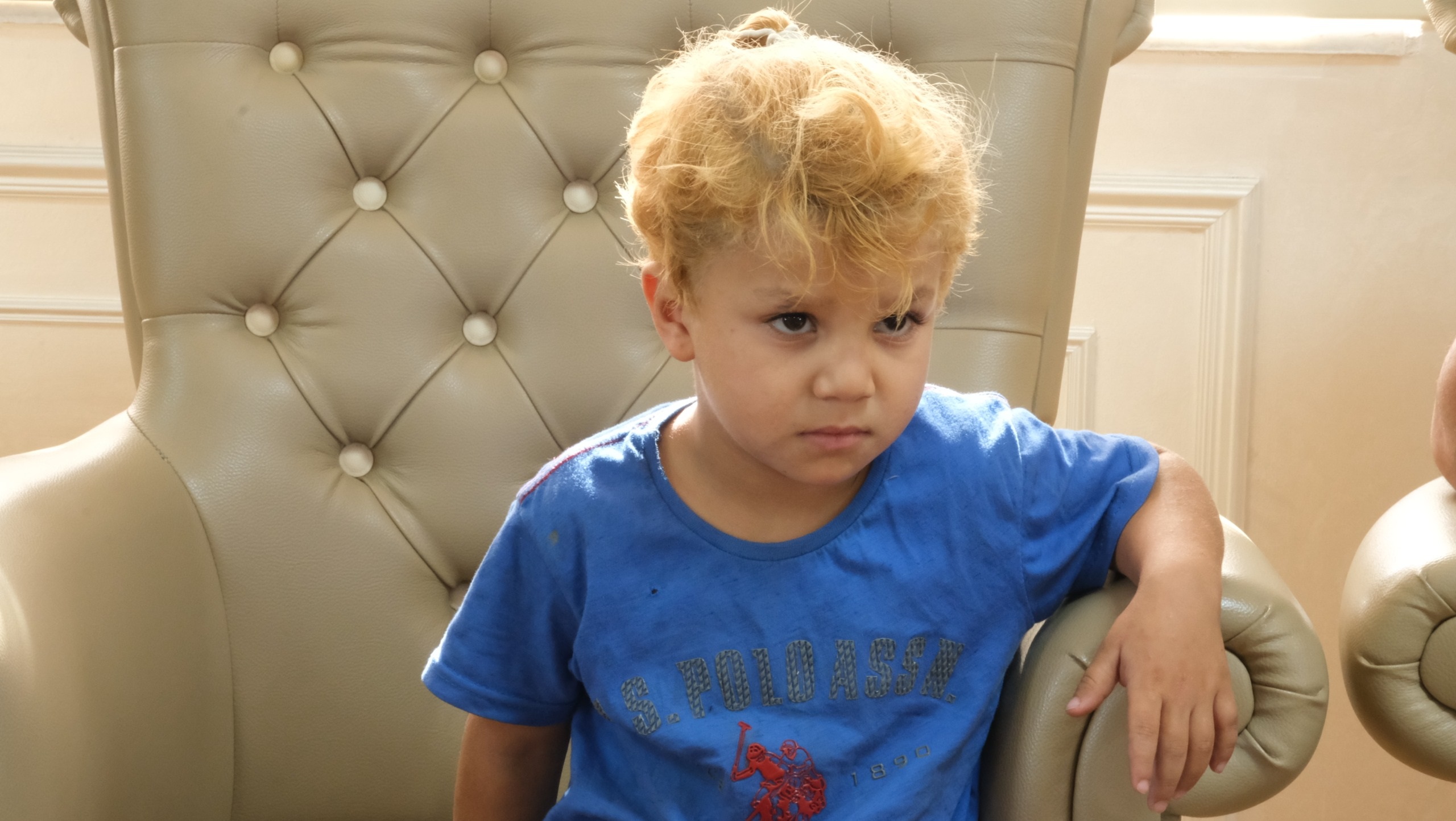 Yere atılan eski kilimi alıp çöp konteynerine bırakan kız çocuğuna belediyeden ödül - Görsel 5