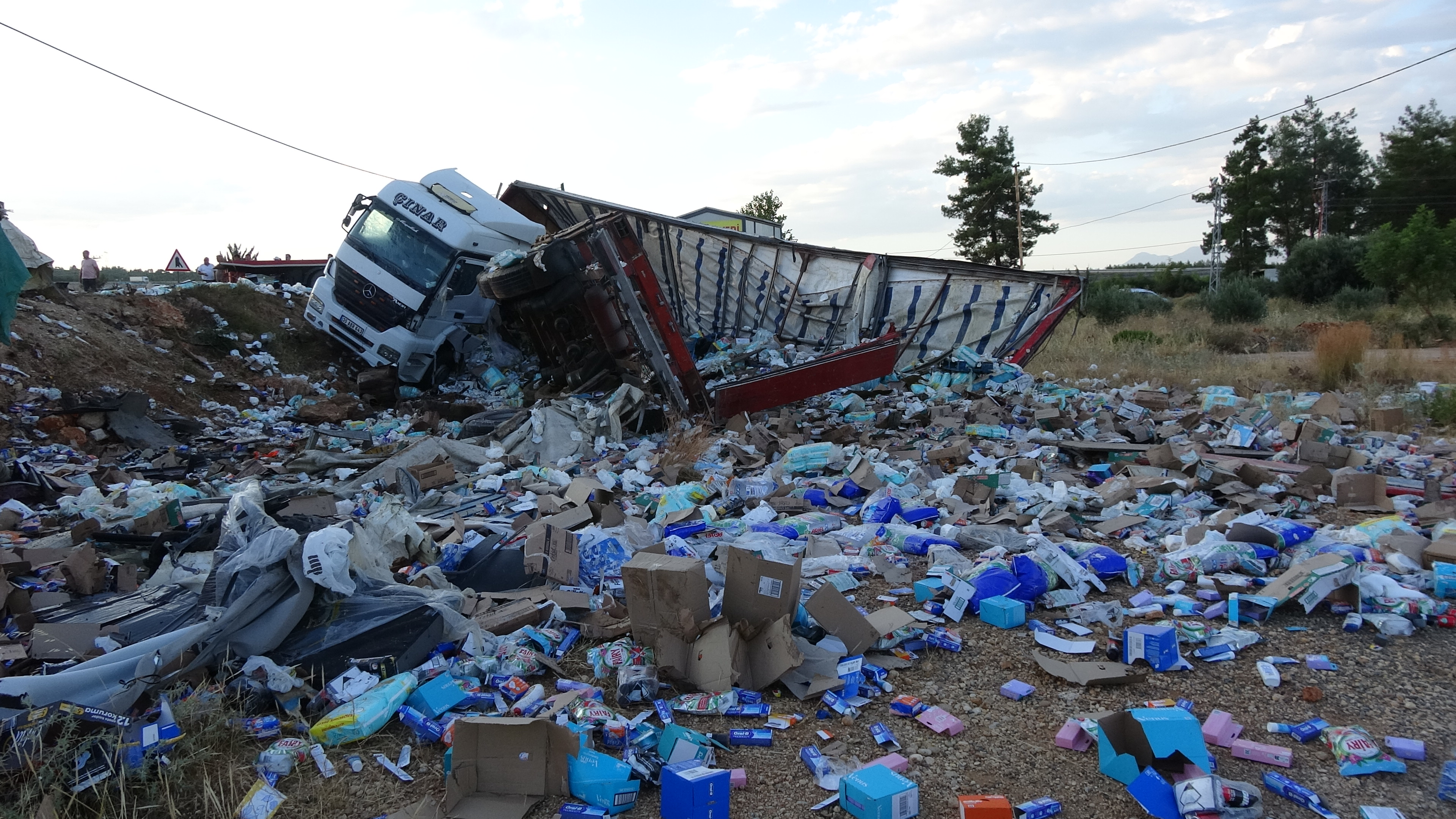 Antalya'da Lastiği patlayan TIR, karşı şeride geçip TIR ile çarpıştı: 1 ölü, 1 yaralı - Görsel 1