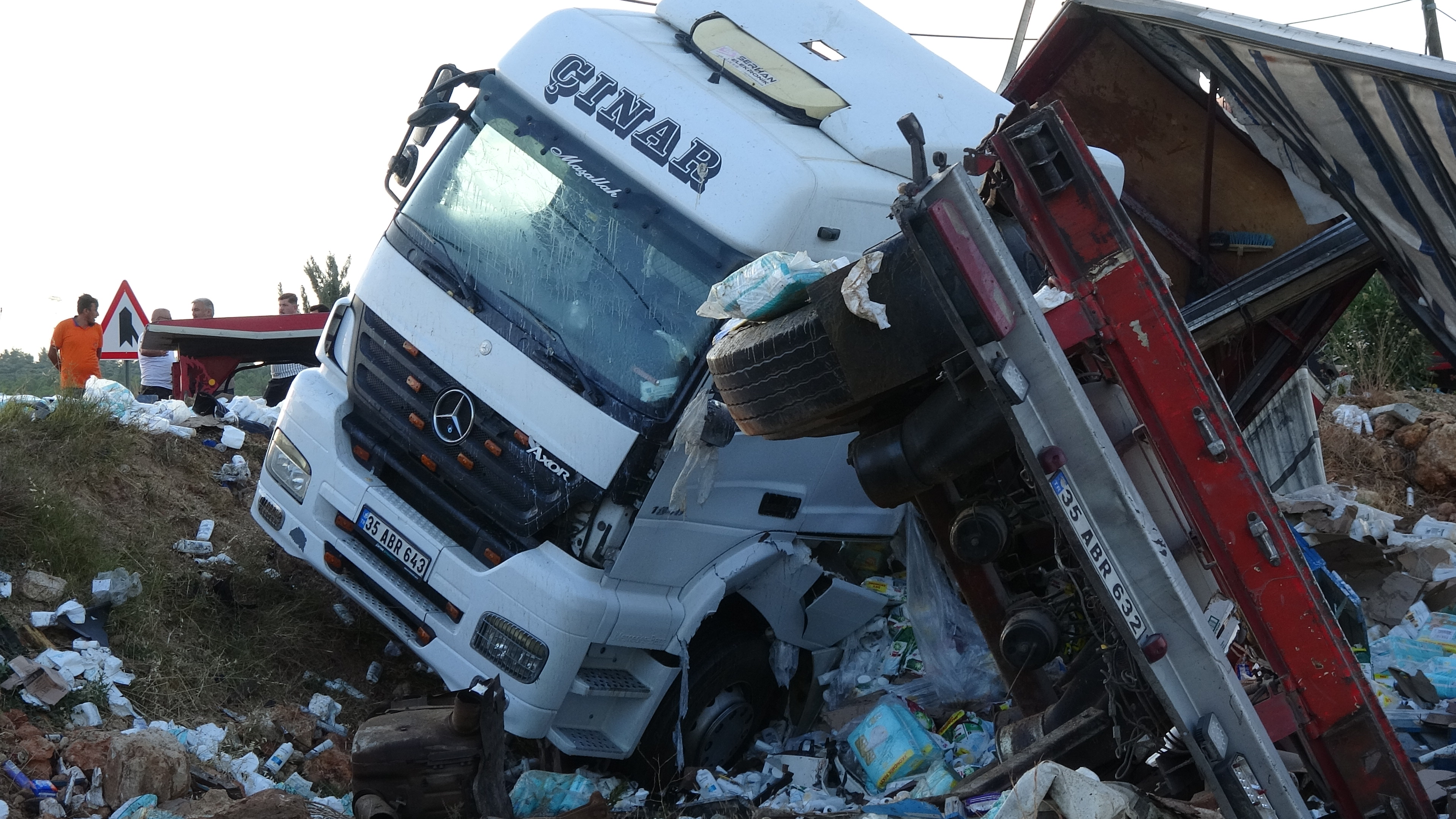 Antalya'da Lastiği patlayan TIR, karşı şeride geçip TIR ile çarpıştı: 1 ölü, 1 yaralı - Görsel 2