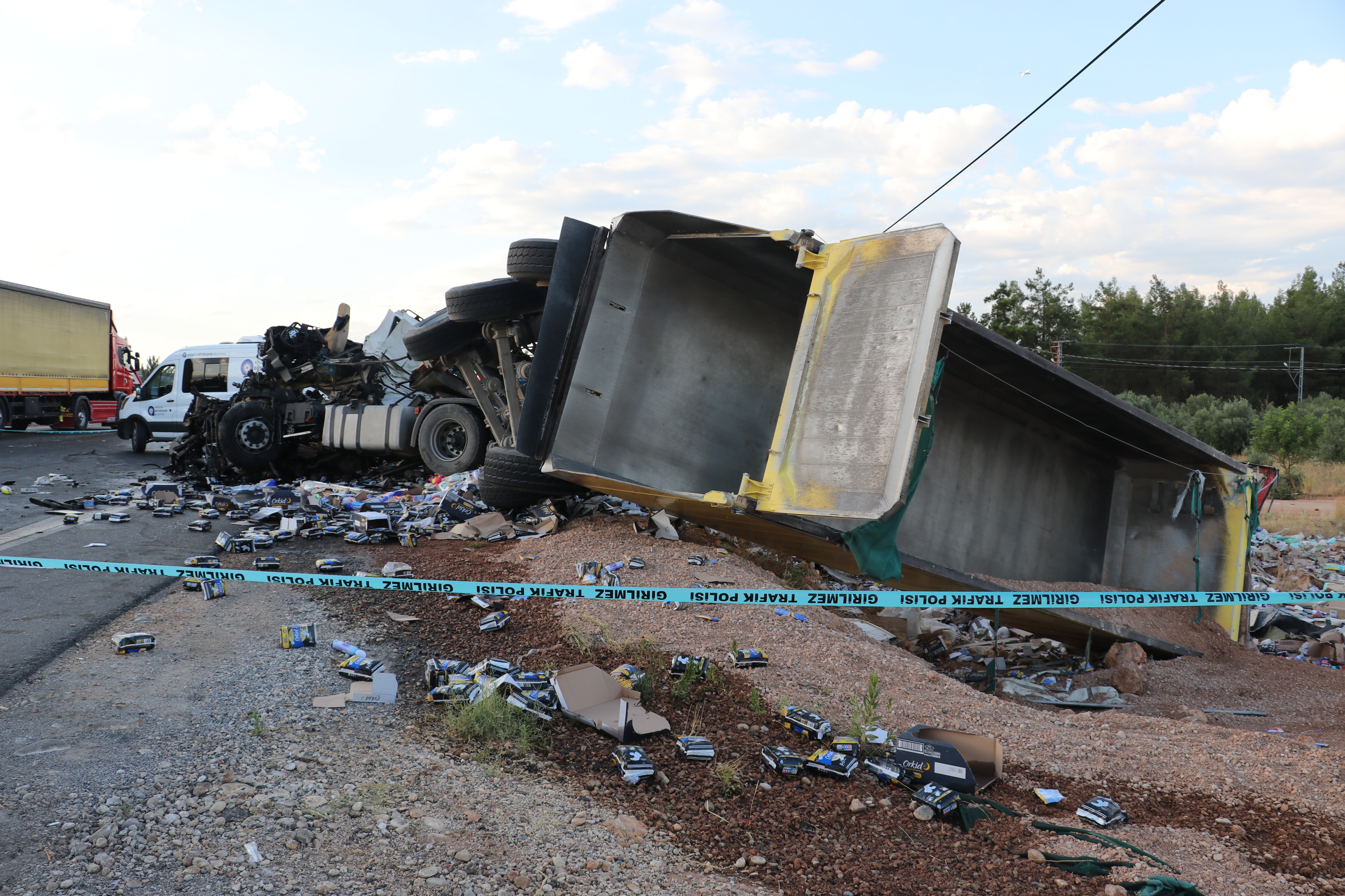 Antalya'da Lastiği patlayan TIR, karşı şeride geçip TIR ile çarpıştı: 1 ölü, 1 yaralı - Görsel 3