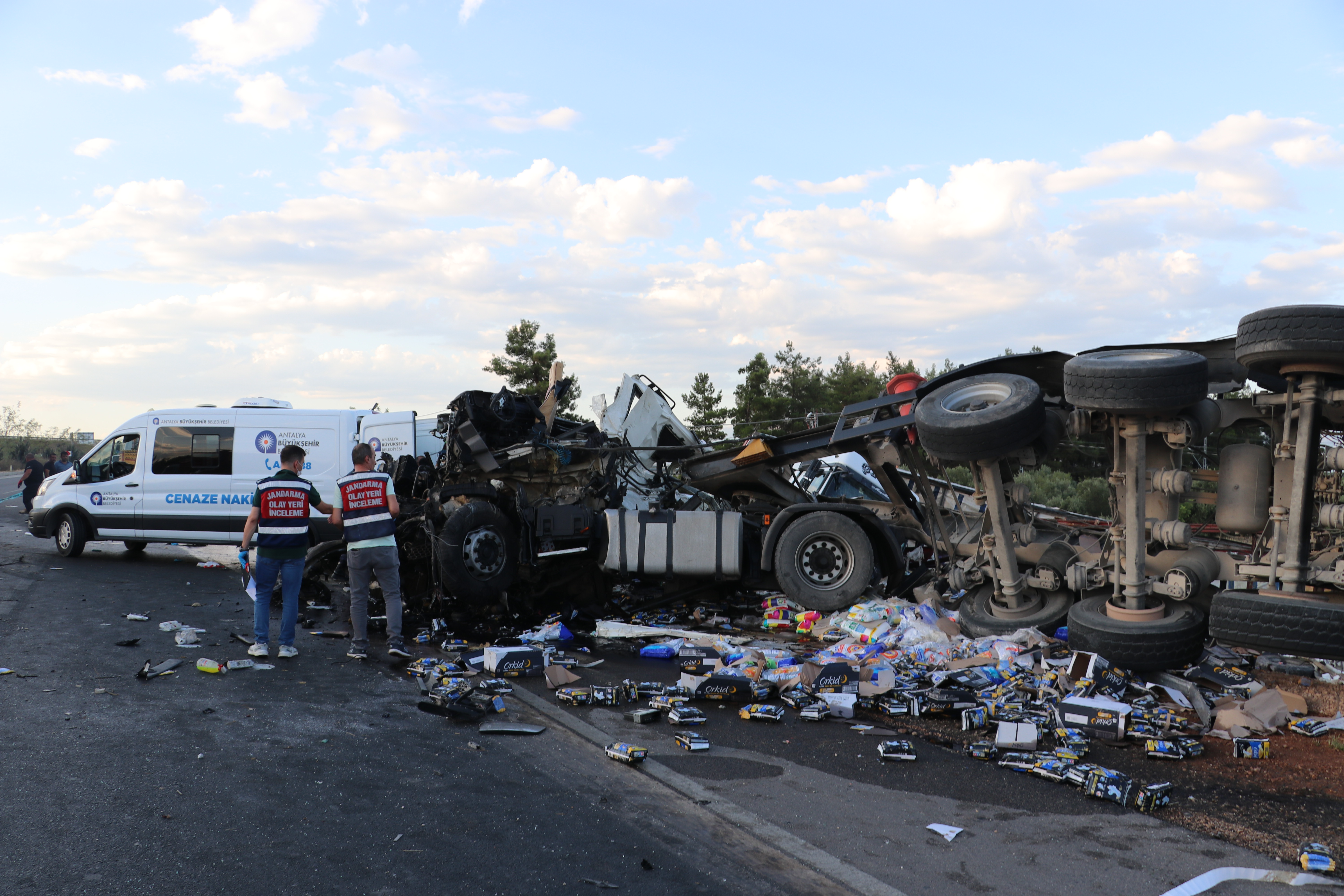 Antalya'da Lastiği patlayan TIR, karşı şeride geçip TIR ile çarpıştı: 1 ölü, 1 yaralı - Görsel 4