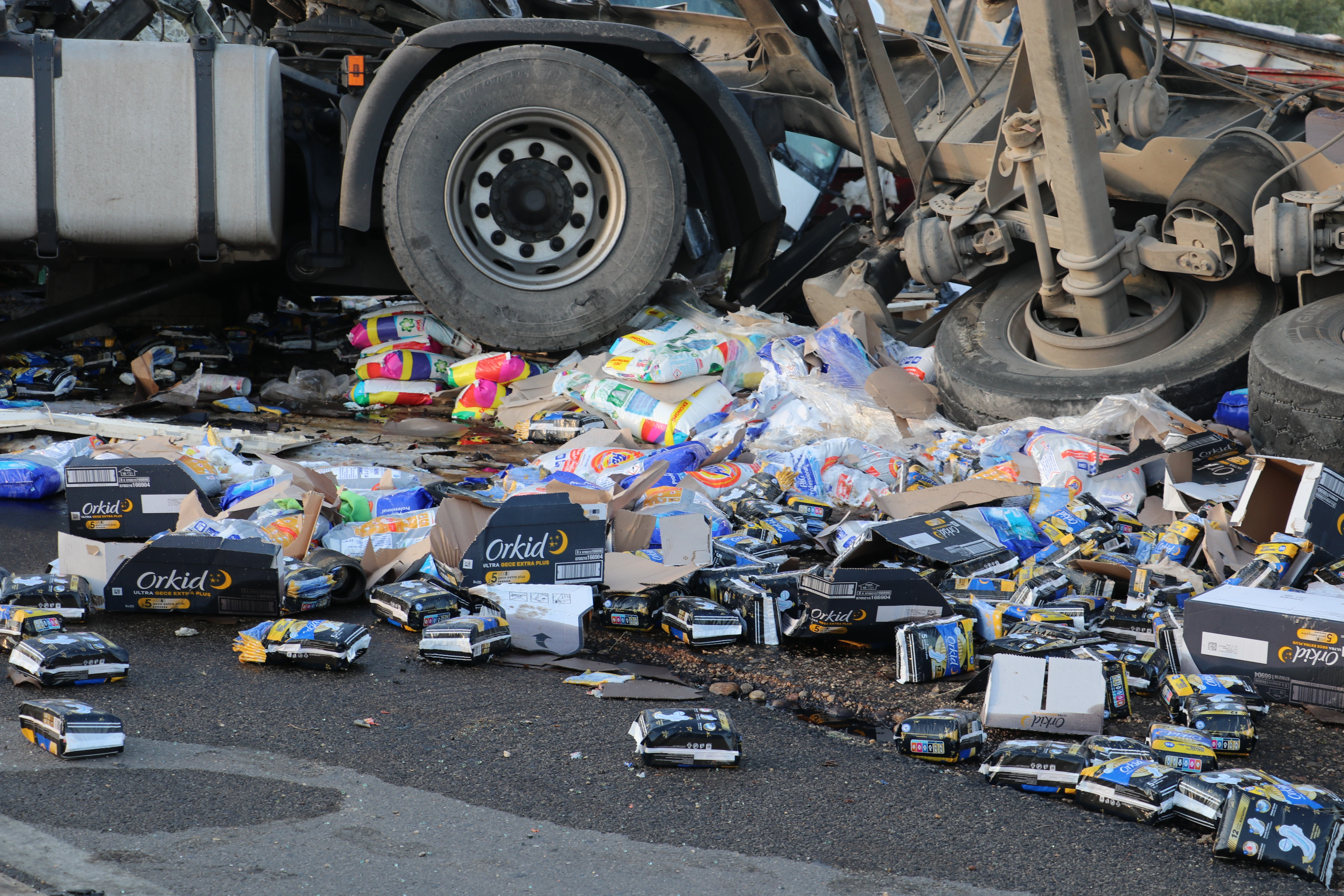 Antalya'da Lastiği patlayan TIR, karşı şeride geçip TIR ile çarpıştı: 1 ölü, 1 yaralı - Görsel 5