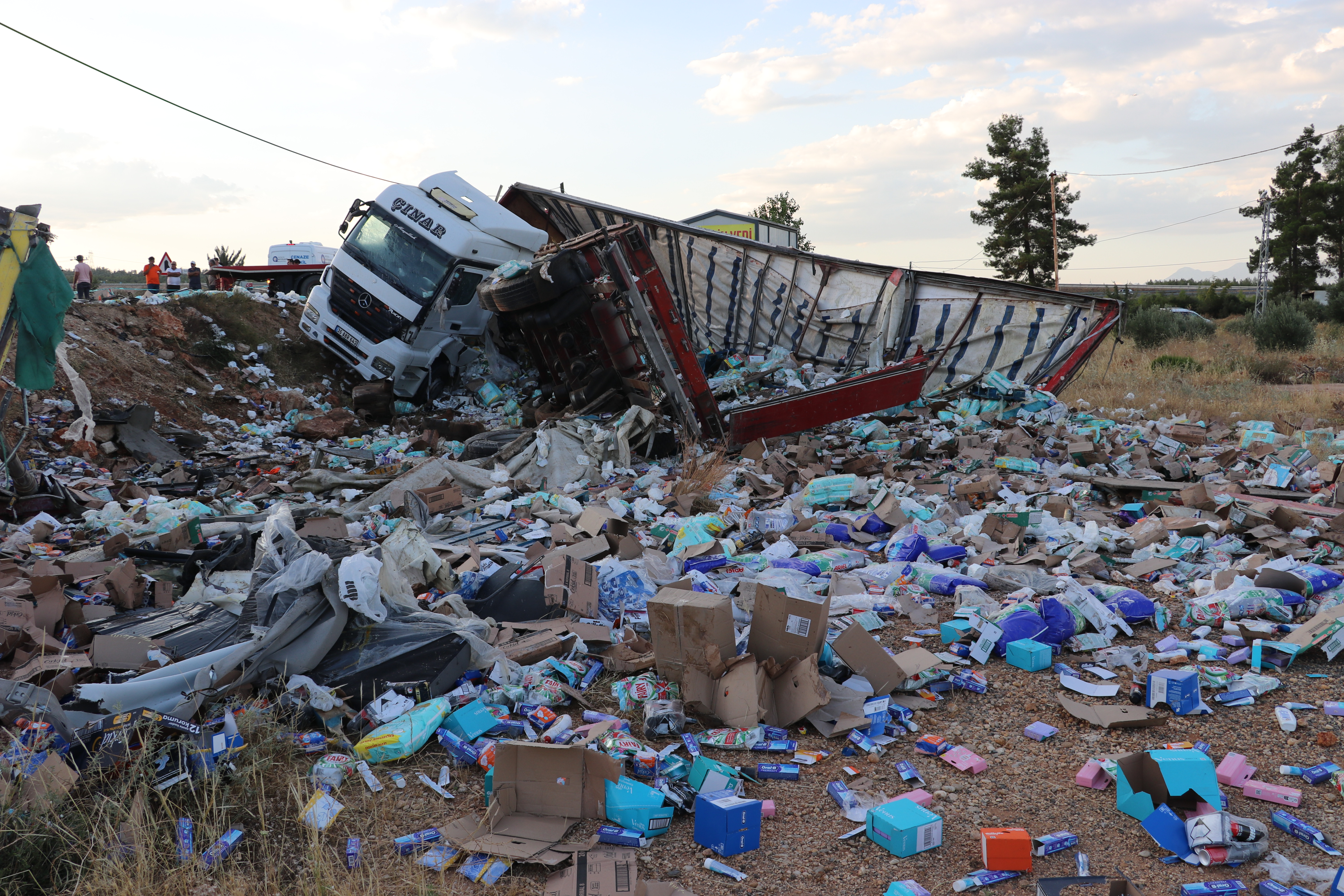 Antalya'da Lastiği patlayan TIR, karşı şeride geçip TIR ile çarpıştı: 1 ölü, 1 yaralı - Görsel 6