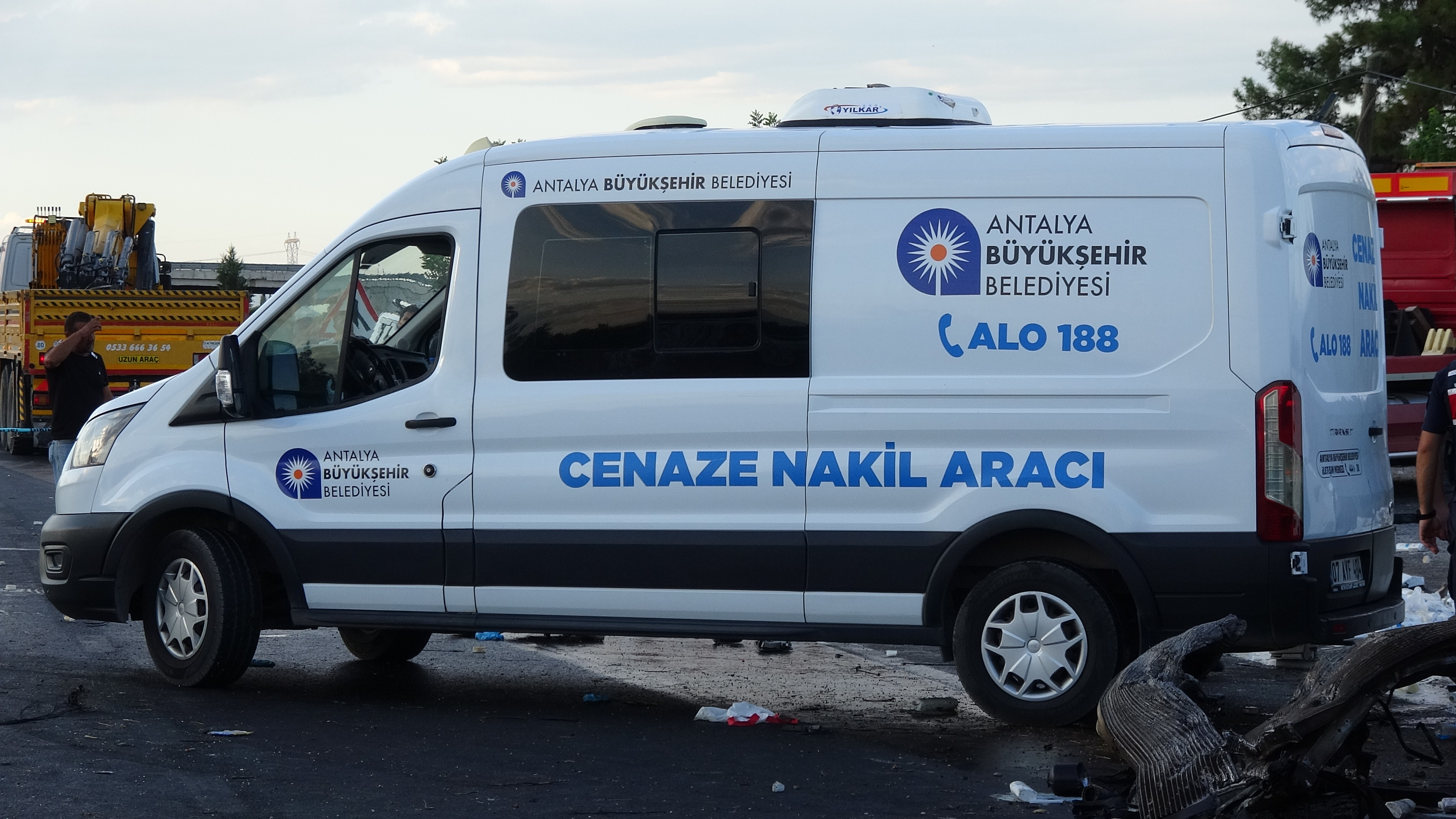 Antalya'da Lastiği patlayan TIR, karşı şeride geçip TIR ile çarpıştı: 1 ölü, 1 yaralı - Görsel 7