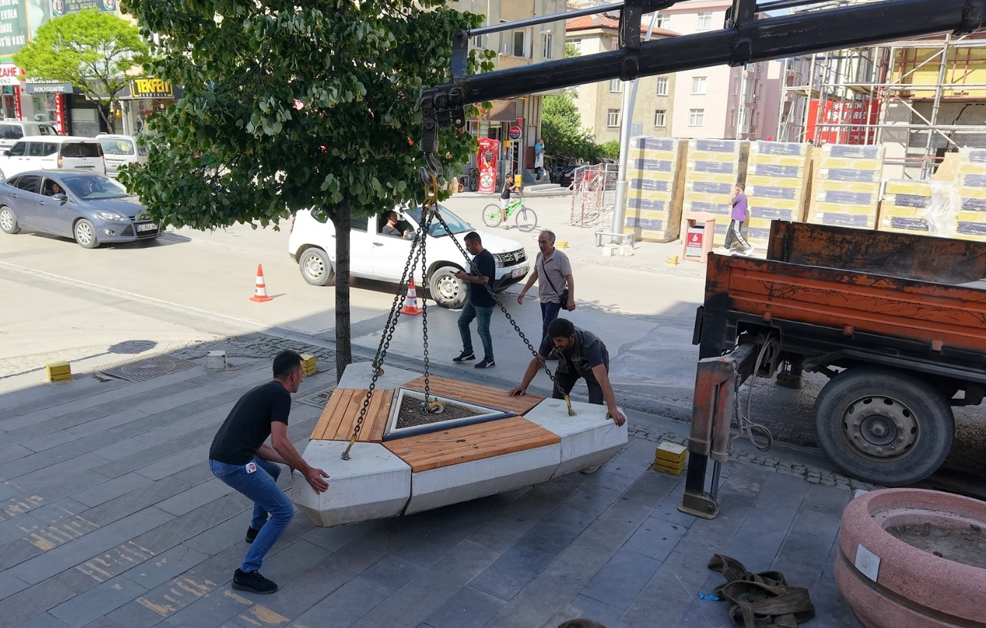 BELEDİYE BANK VE OTURMA GURUPLARINI KENDİ İMAL EDİYOR  - Görsel 2