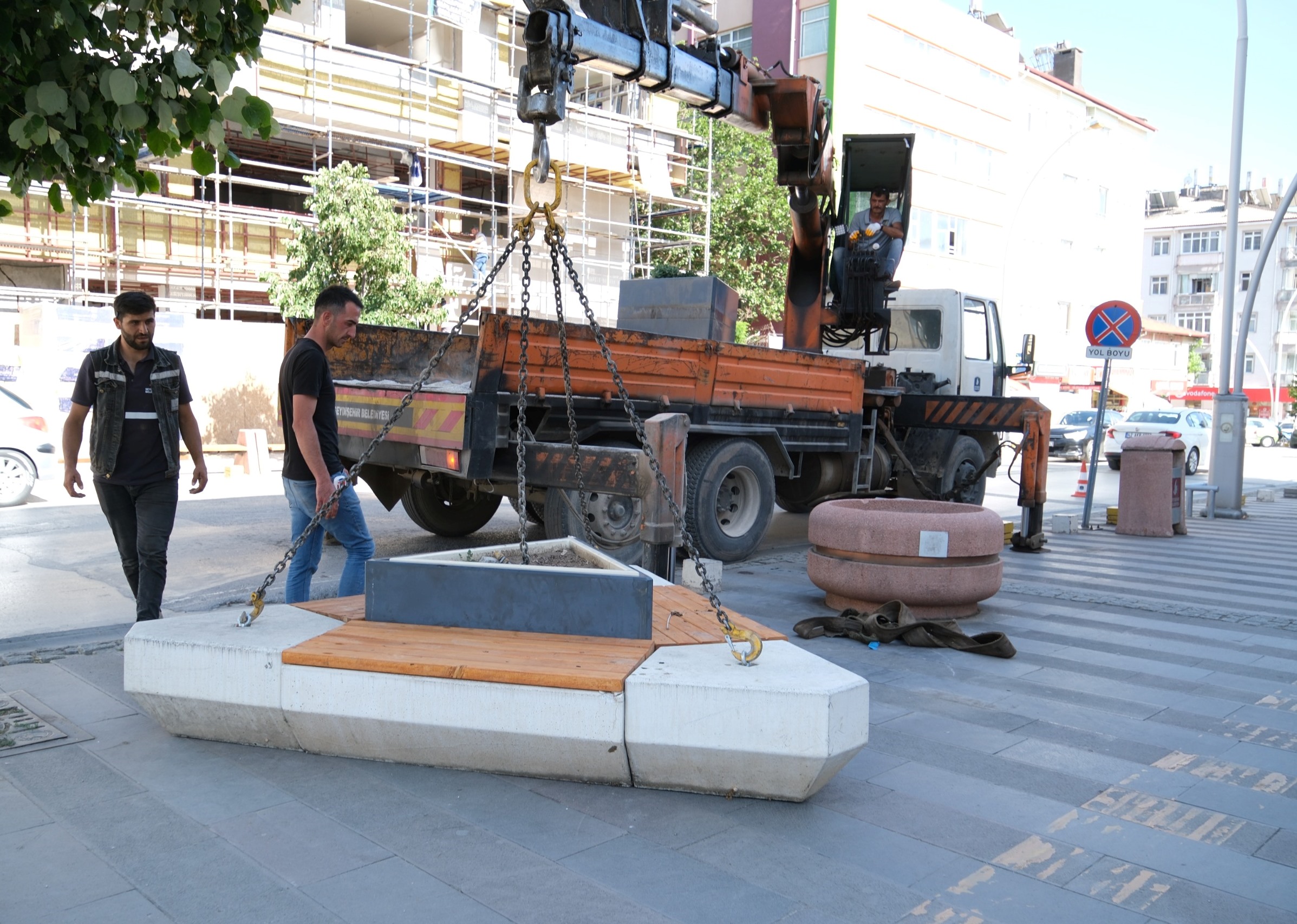 BELEDİYE BANK VE OTURMA GURUPLARINI KENDİ İMAL EDİYOR  - Görsel 3