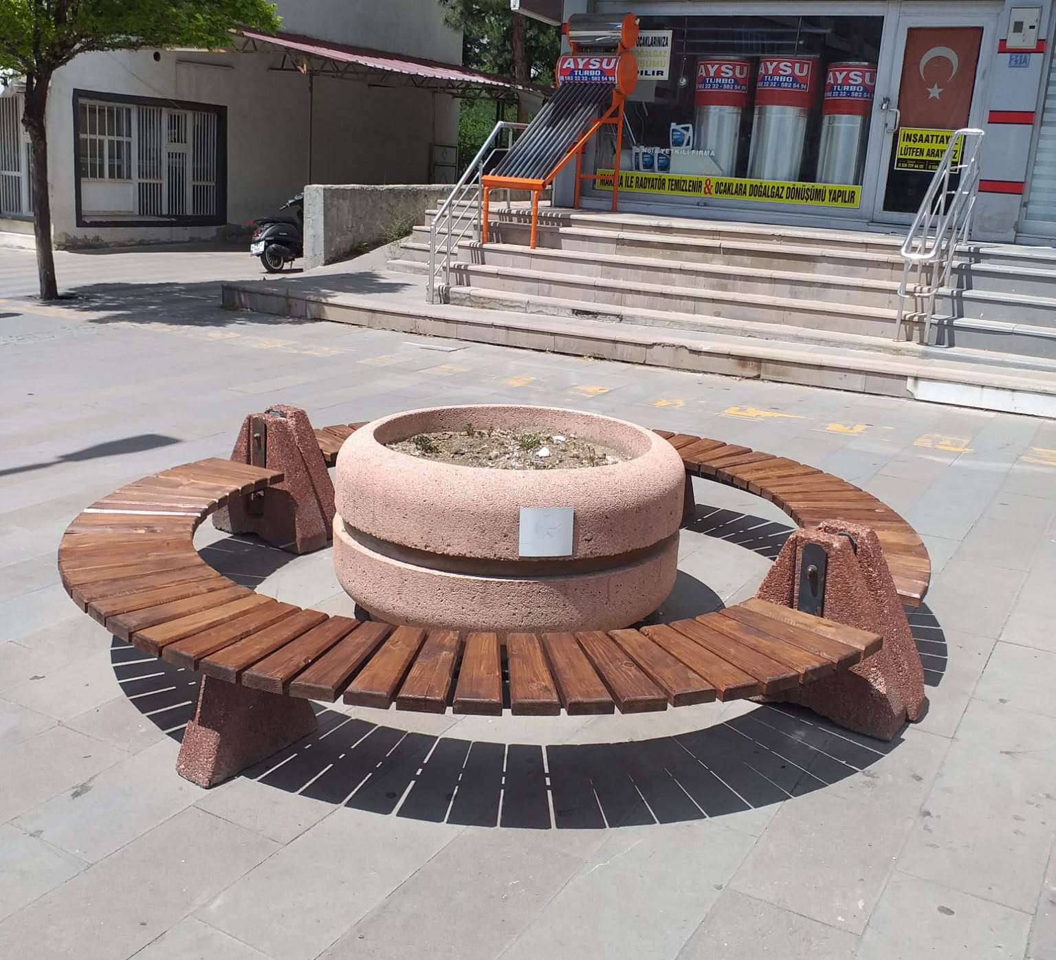 BELEDİYE BANK VE OTURMA GURUPLARINI KENDİ İMAL EDİYOR  - Görsel 4