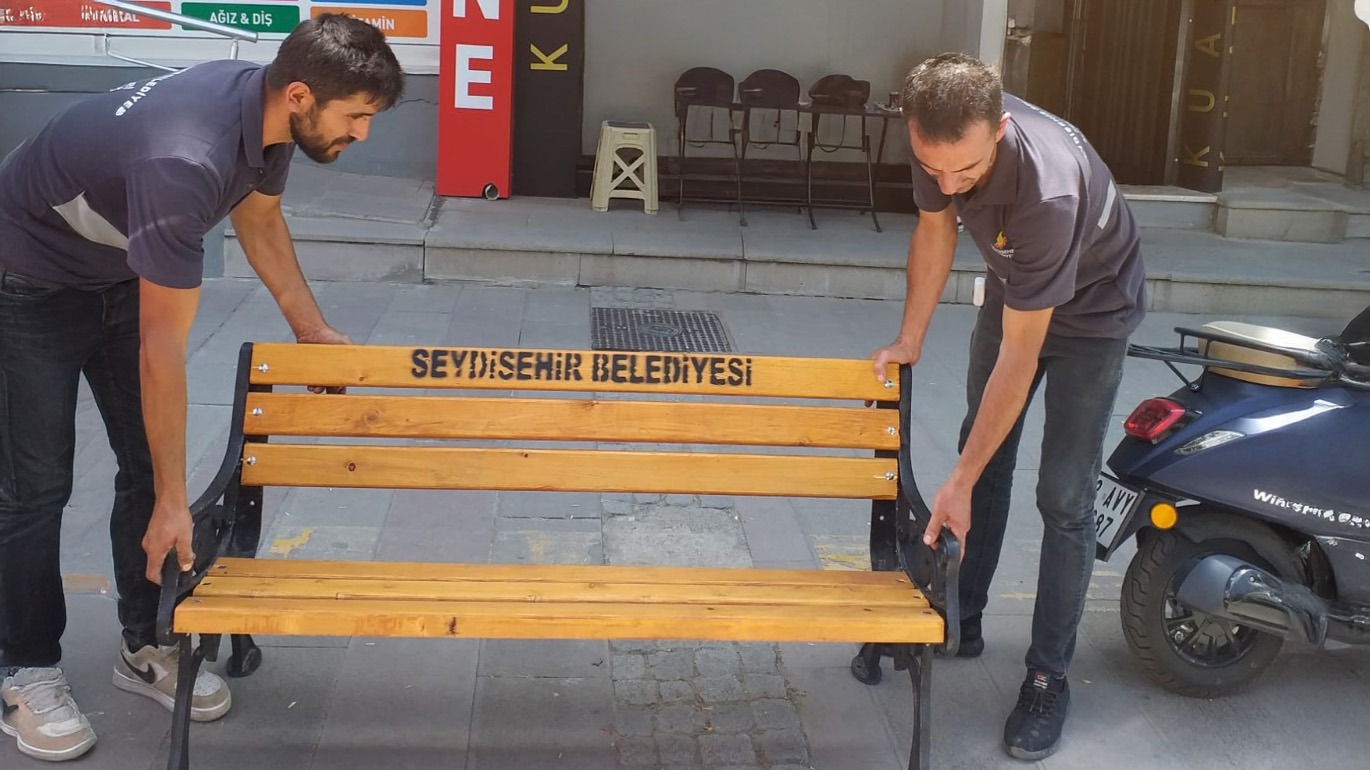 BELEDİYE BANK VE OTURMA GURUPLARINI KENDİ İMAL EDİYOR  - Görsel 5