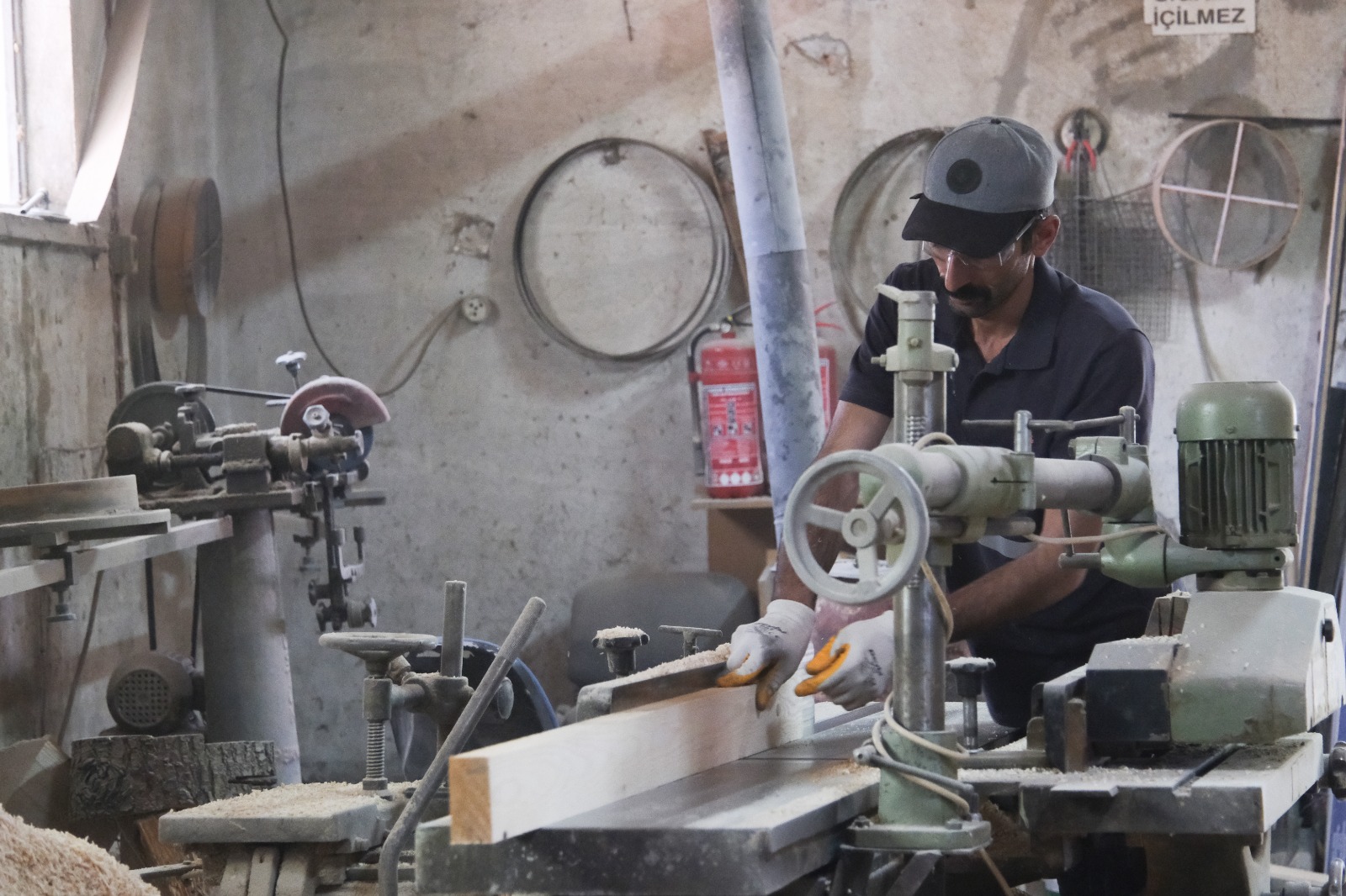 BELEDİYE BANK VE OTURMA GURUPLARINI KENDİ İMAL EDİYOR  - Görsel 6