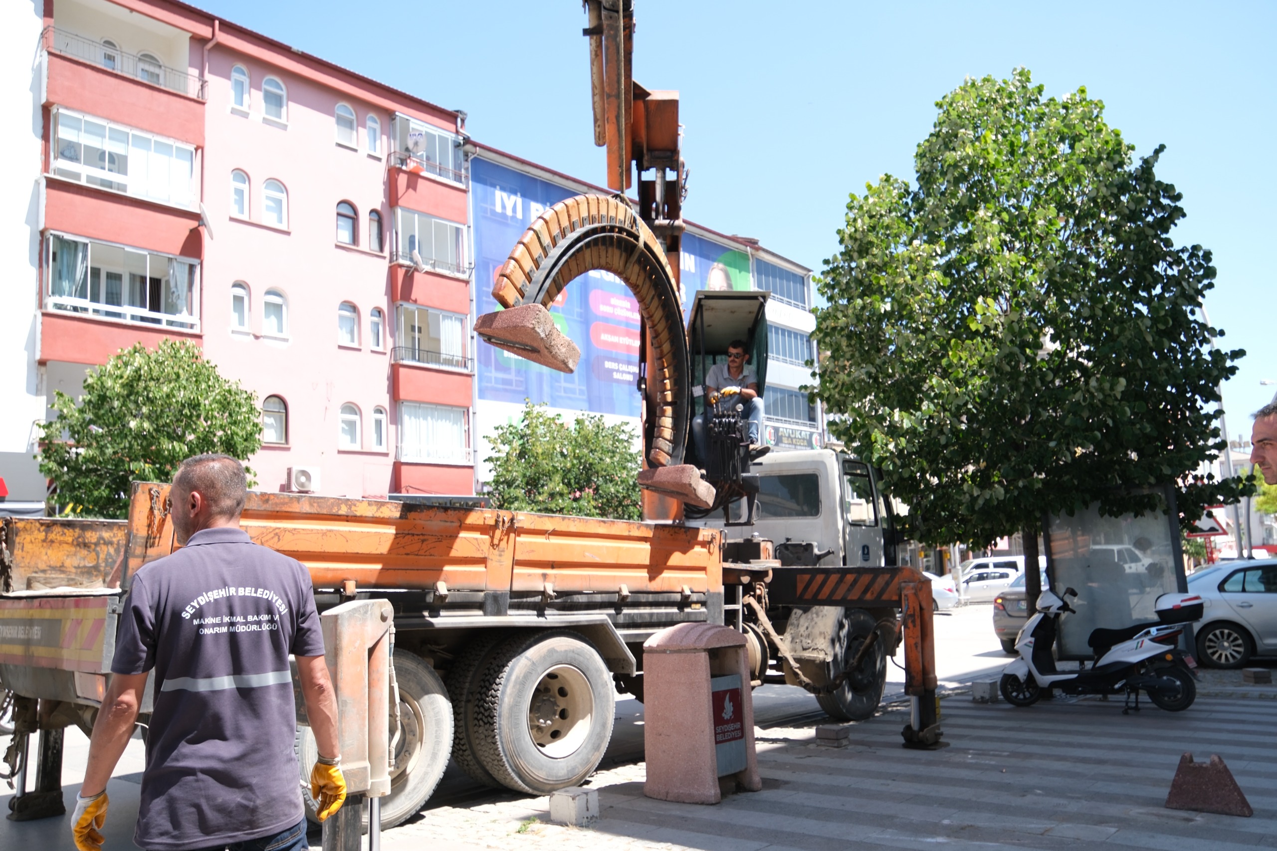 BELEDİYE BANK VE OTURMA GURUPLARINI KENDİ İMAL EDİYOR  - Görsel 9