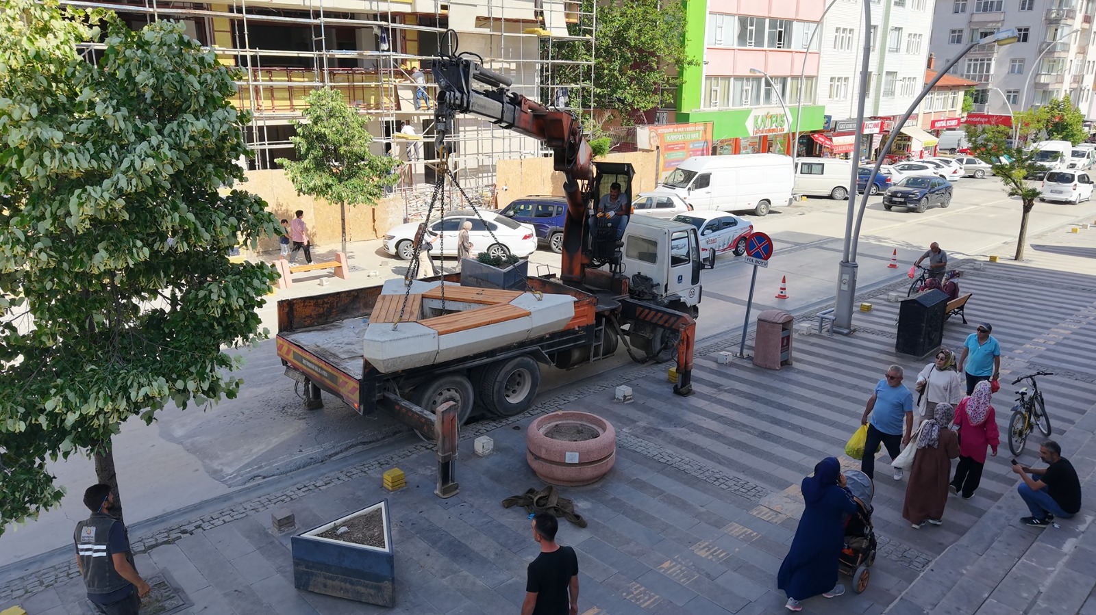 BELEDİYE BANK VE OTURMA GURUPLARINI KENDİ İMAL EDİYOR  - Görsel 10