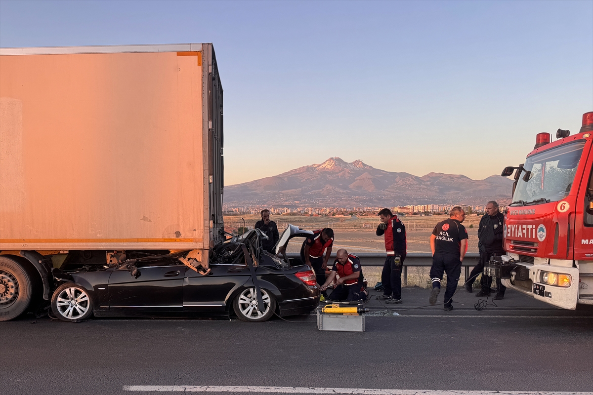 Kayseri'de tıra çarpan otomobilin sürücüsü öldü - Görsel 1