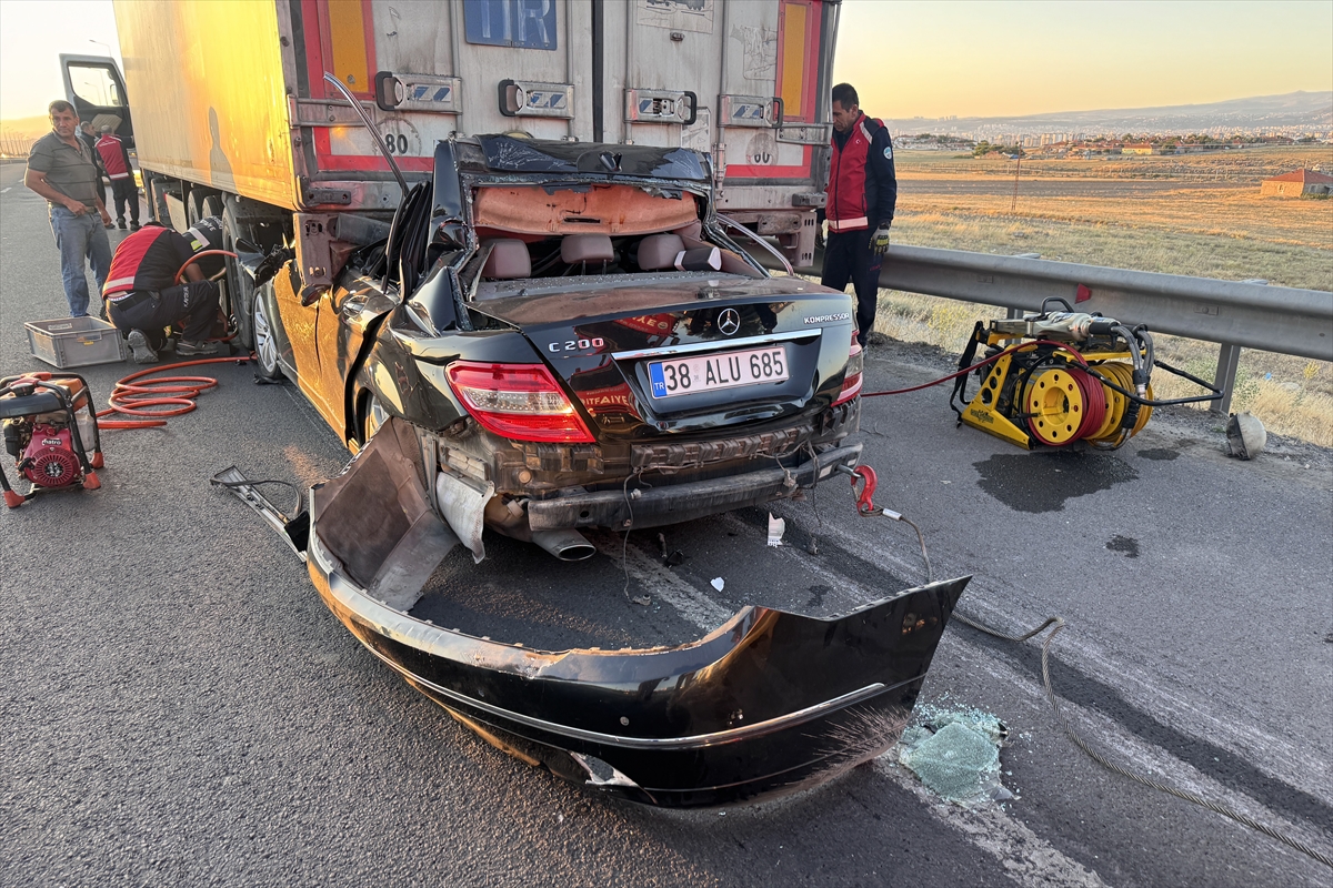 Kayseri'de tıra çarpan otomobilin sürücüsü öldü - Görsel 4