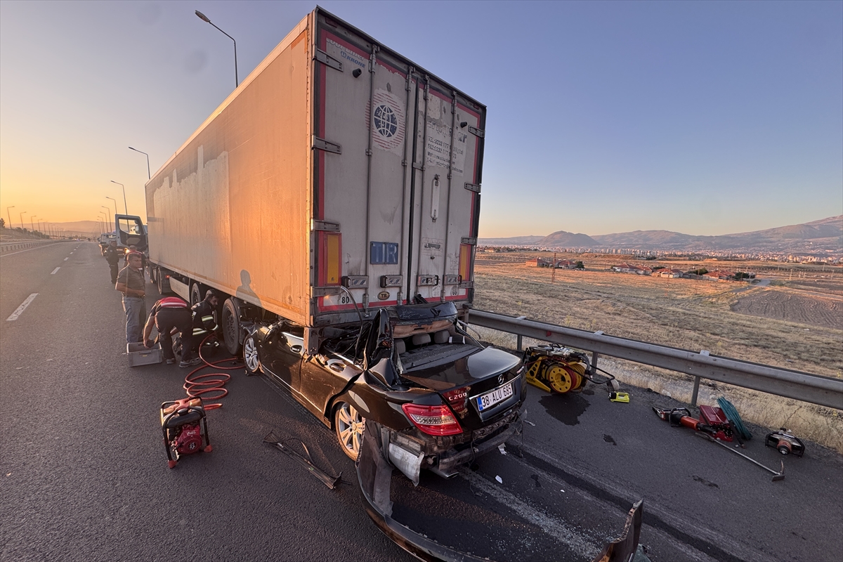 Kayseri'de tıra çarpan otomobilin sürücüsü öldü - Görsel 5