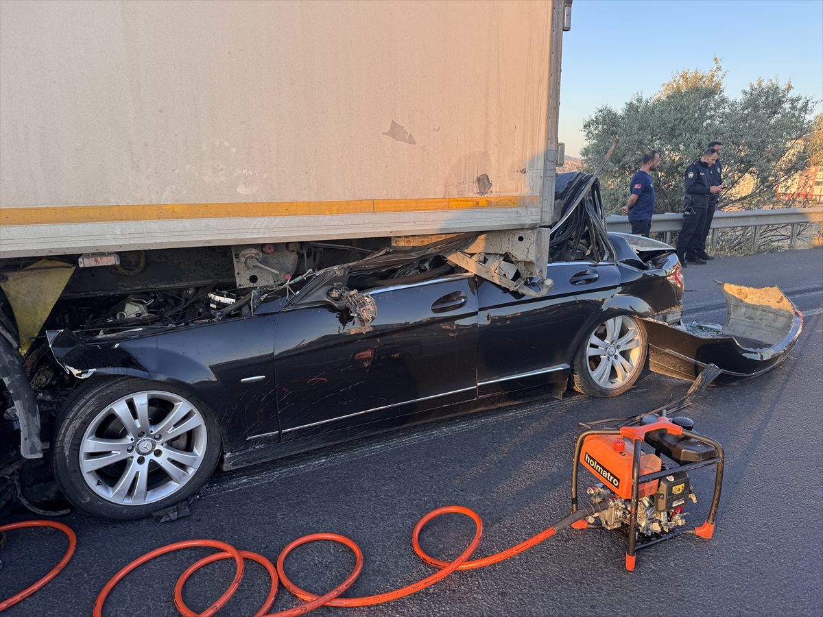 Kayseri'de tıra çarpan otomobilin sürücüsü öldü - Görsel 6