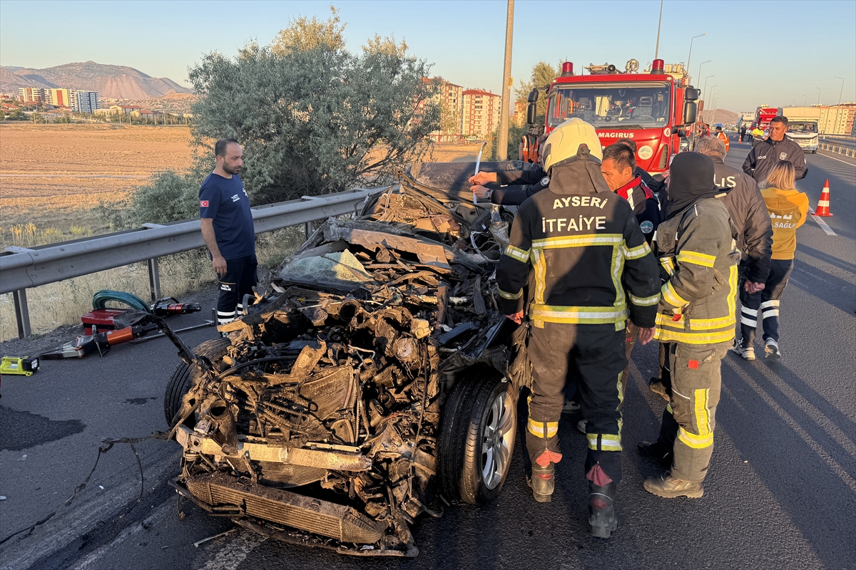 Kayseri'de tıra çarpan otomobilin sürücüsü öldü - Görsel 7