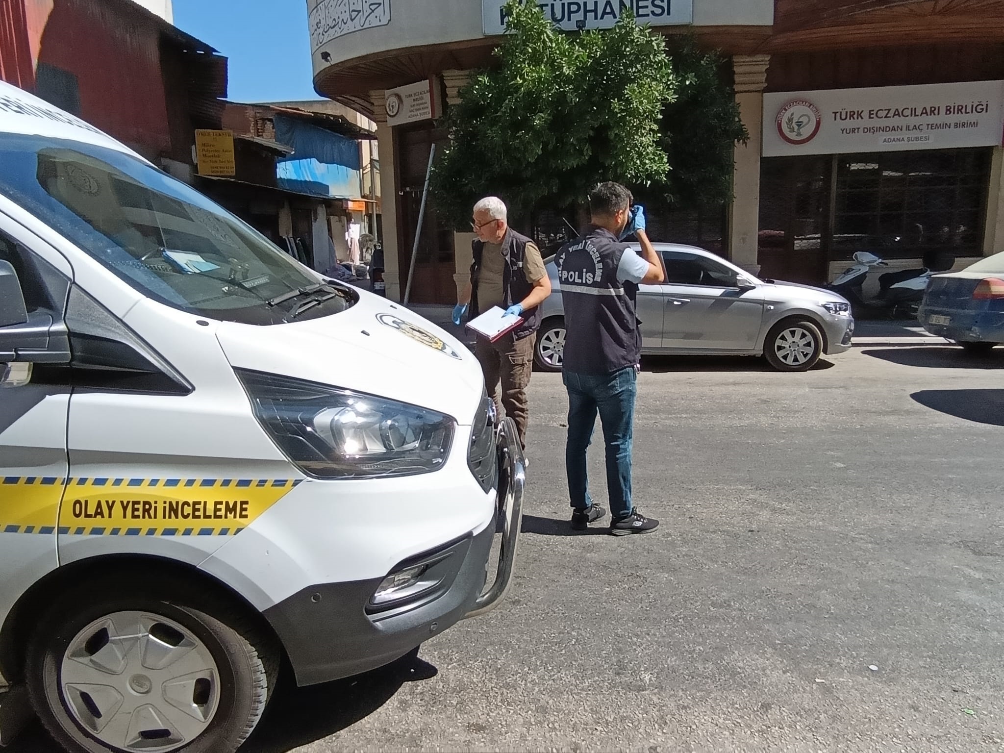 Adana - Dükkanının kepengine 'hasım' yazan kişiyi tabancayla bacağından vurdu - Görsel 1