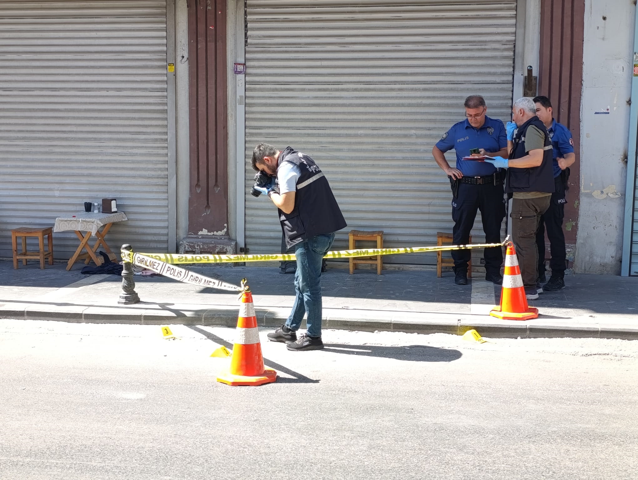 Adana - Dükkanının kepengine 'hasım' yazan kişiyi tabancayla bacağından vurdu - Görsel 2