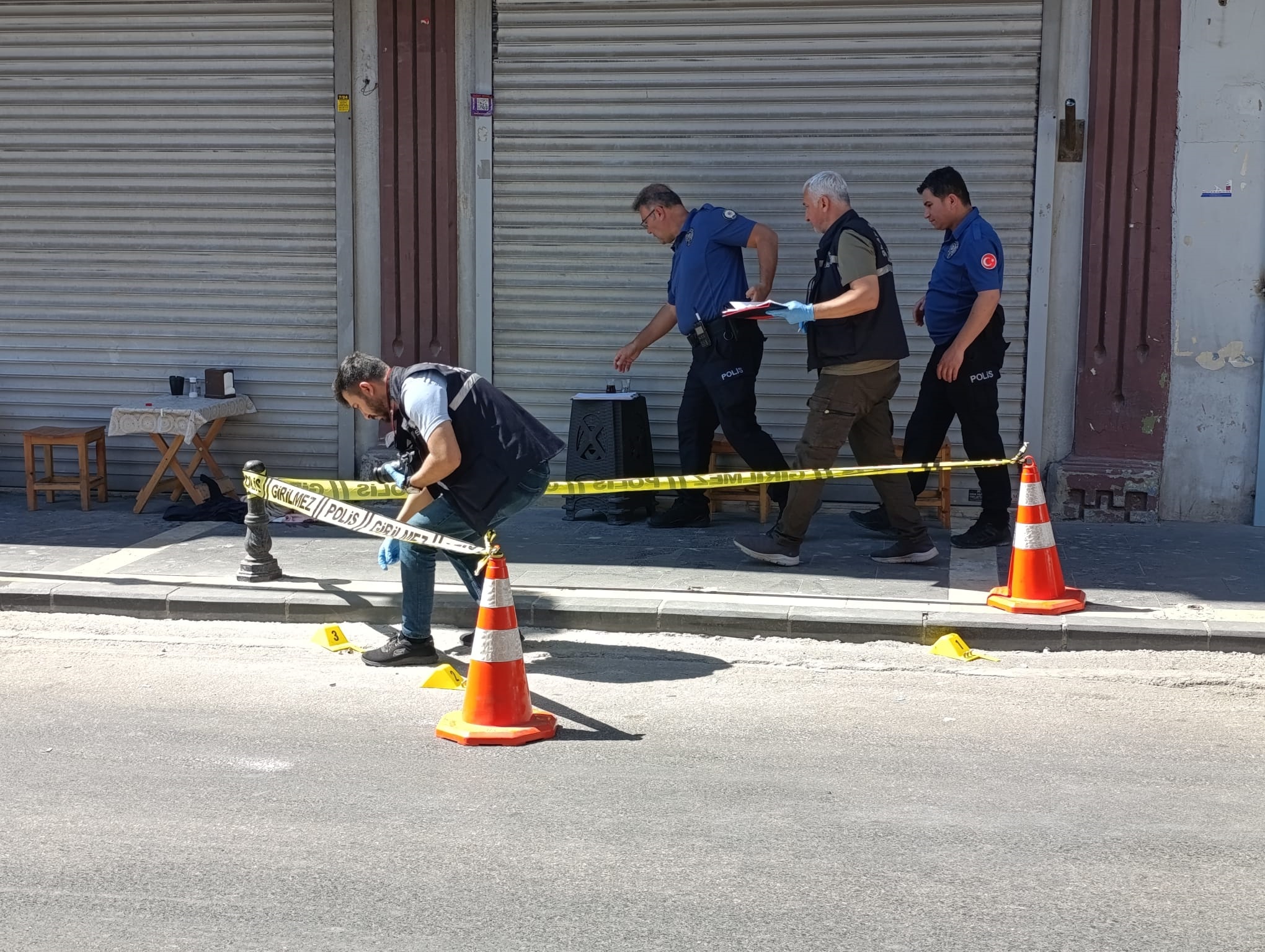 Adana - Dükkanının kepengine 'hasım' yazan kişiyi tabancayla bacağından vurdu - Görsel 3