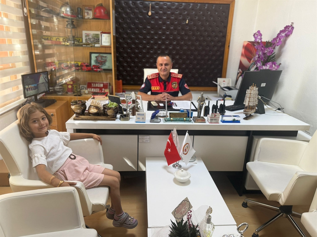 Burdur- Köyü yanmaktan kurtaran 5 yaşındaki Aslı ödüllendirildi - Görsel 1