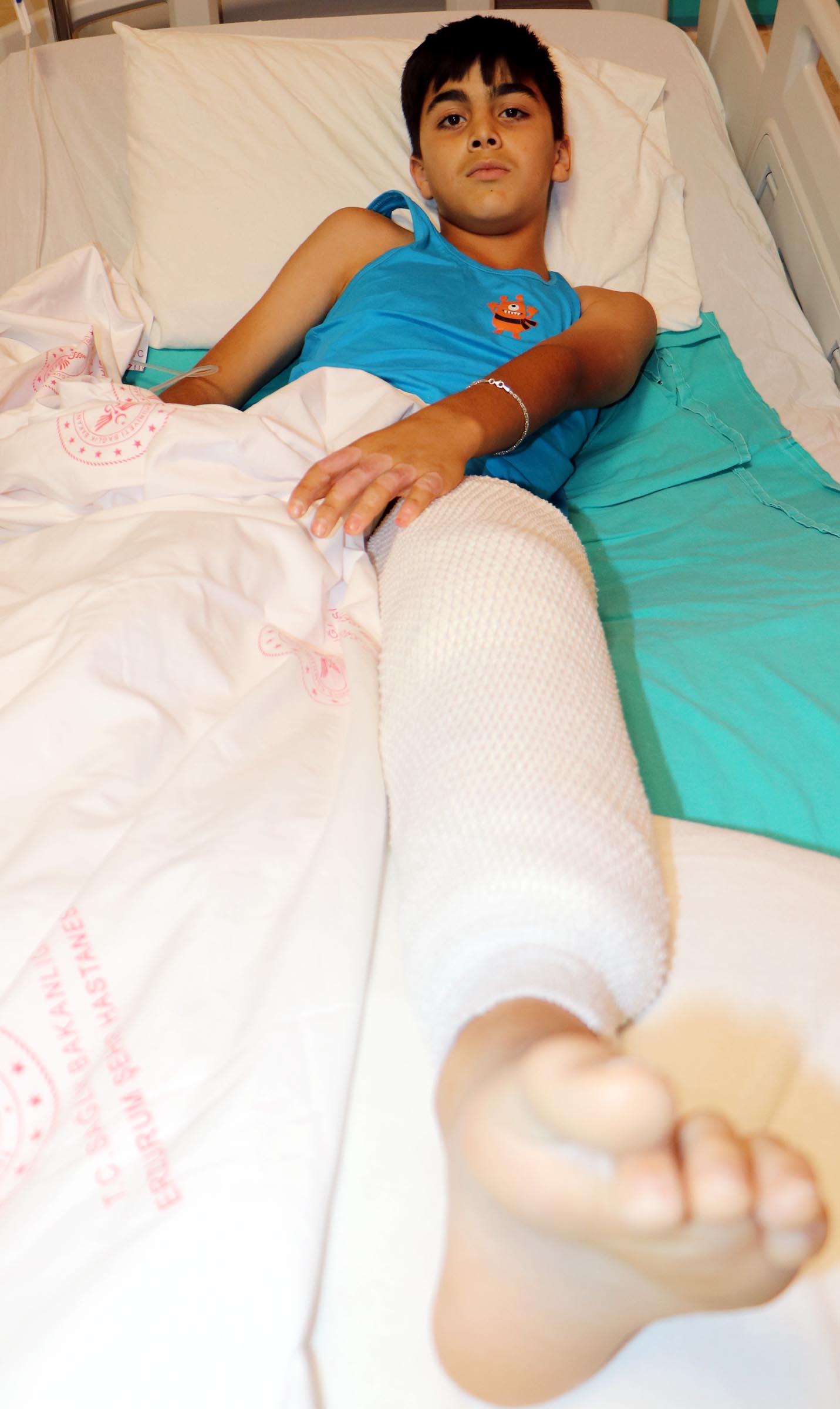  Erzurum'da Şaka yaparken arkadaşını kolonya ile yaktı - Görsel 2