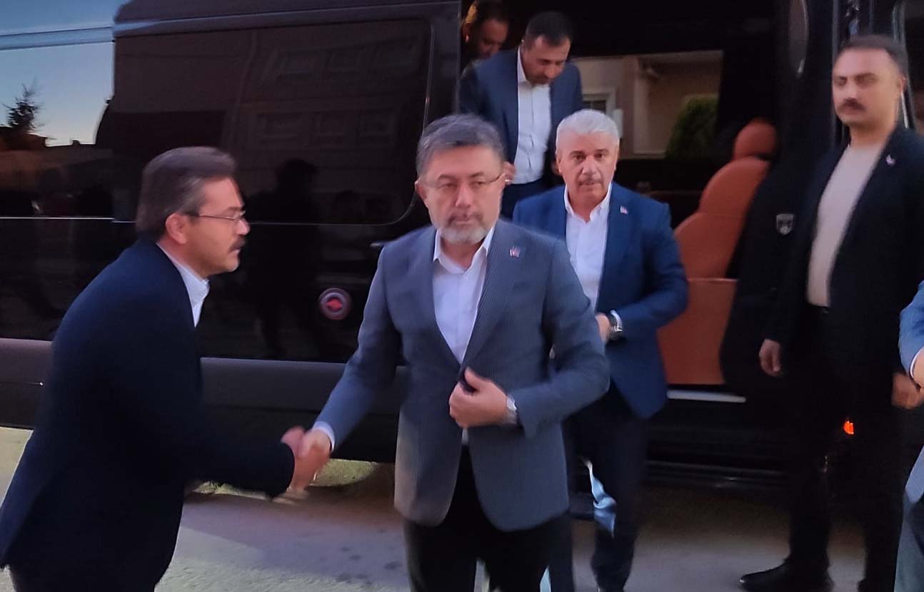 Bakan Yumaklı, şehit dozer operatörünün ailesini ziyaret etti  - Görsel 1