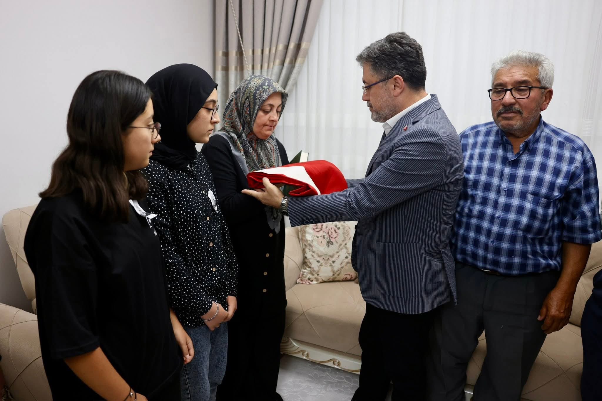 Bakan Yumaklı, şehit dozer operatörünün ailesini ziyaret etti  - Görsel 4