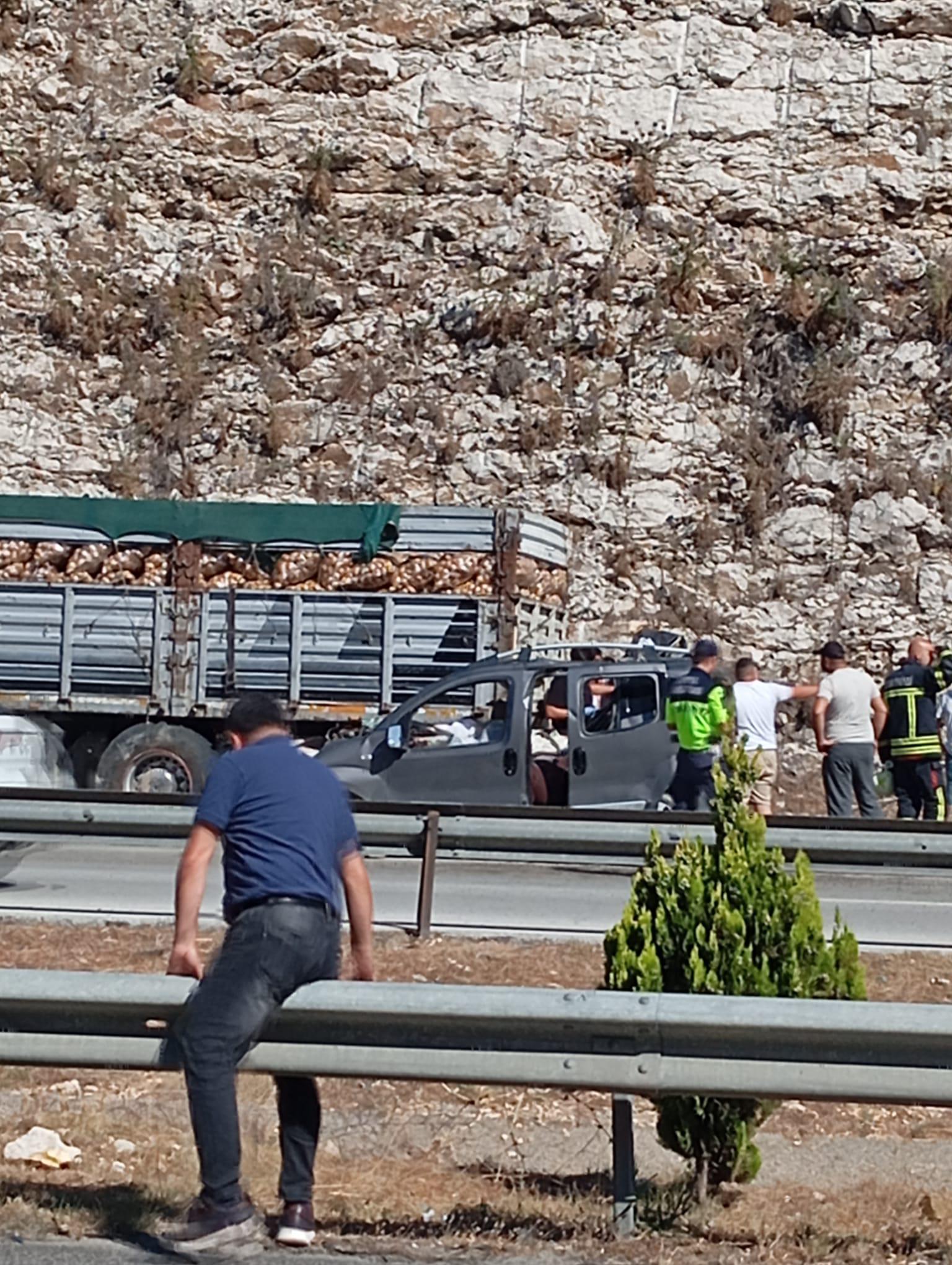 Mersin'de otoyolda TIR’a arkadan çarpan hafif ticari araçtaki 5 kişi öldü  - Görsel 1