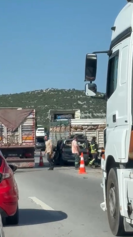 Mersin'de otoyolda TIR’a arkadan çarpan hafif ticari araçtaki 5 kişi öldü  - Görsel 2