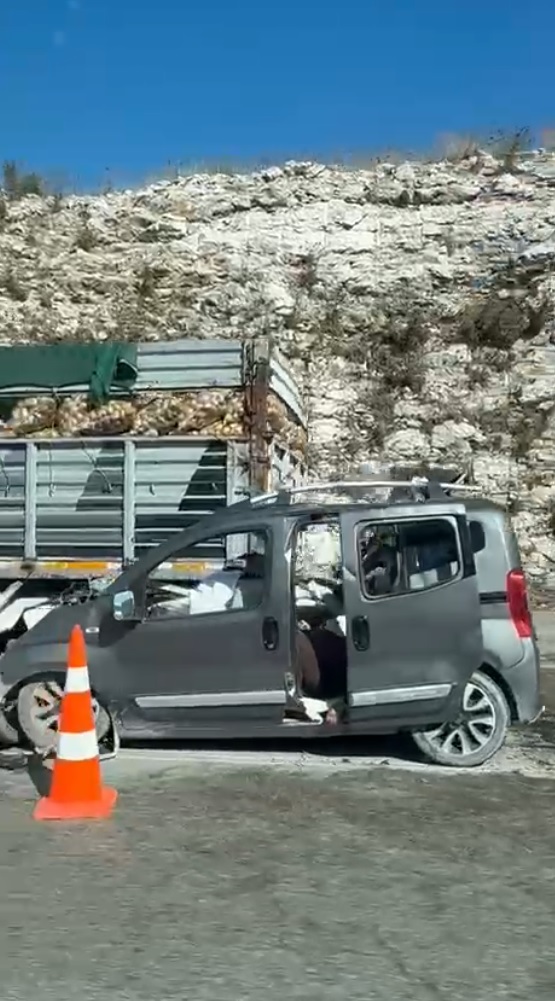 Mersin'de otoyolda TIR’a arkadan çarpan hafif ticari araçtaki 5 kişi öldü  - Görsel 3