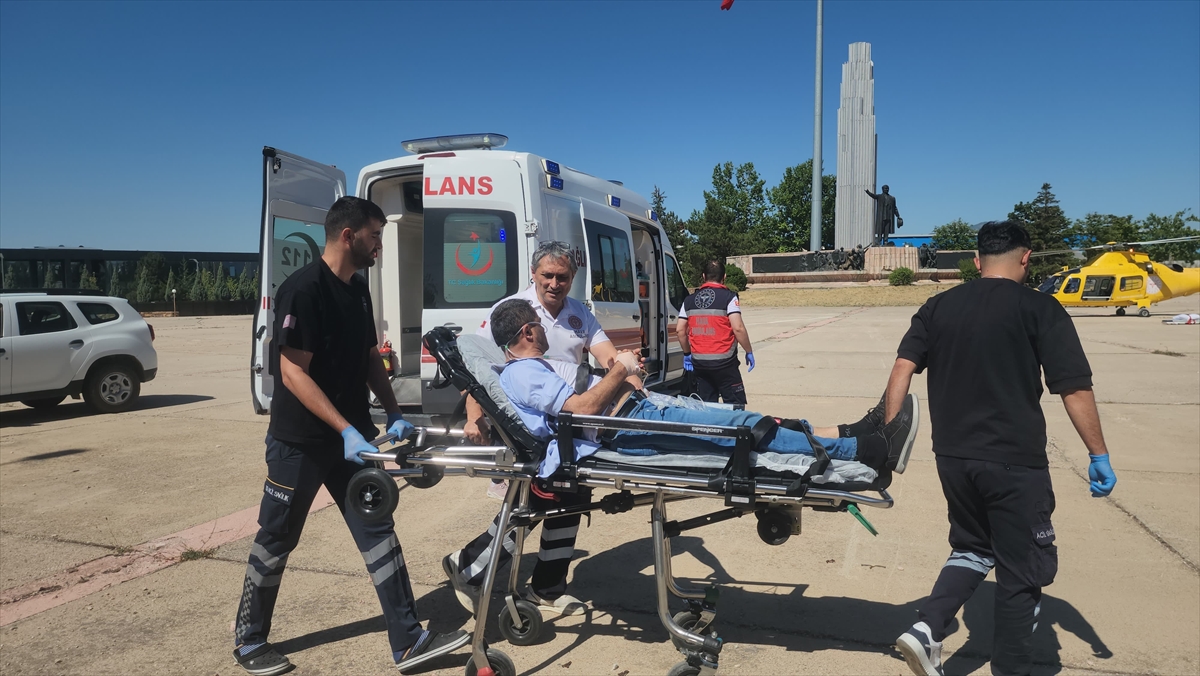 Seydişehir'de hava ambulansı sağlık çalışanı Osman Sünbül  için havalandı - Görsel 3