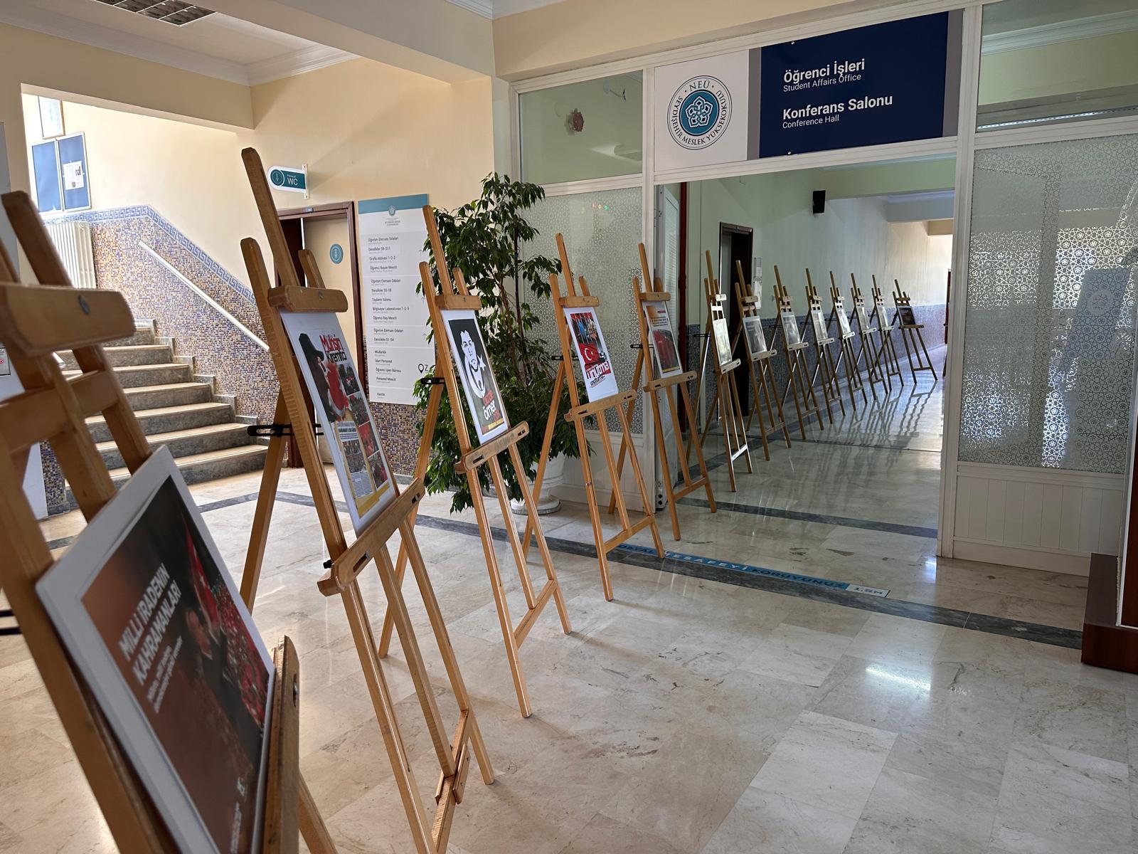 NEÜ Seydişehir MYO'da "15 Temmuz Demokrasi ve Milli Birlik Günü" Fotoğraf Sergisi Açıldı - Görsel 2