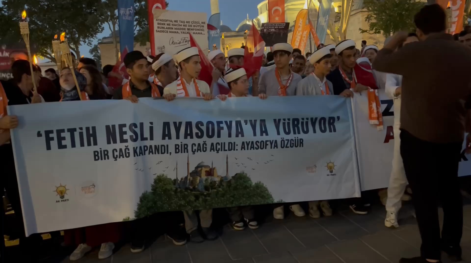 İstanbul- Ayasofya’nın açılışının 5. yıl dönümünde yürüyüş düzenlendi - Görsel 1