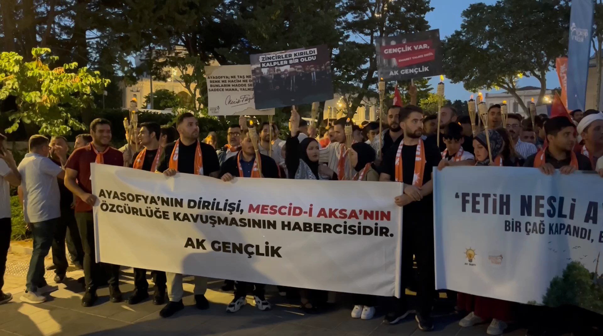 İstanbul- Ayasofya’nın açılışının 5. yıl dönümünde yürüyüş düzenlendi - Görsel 2