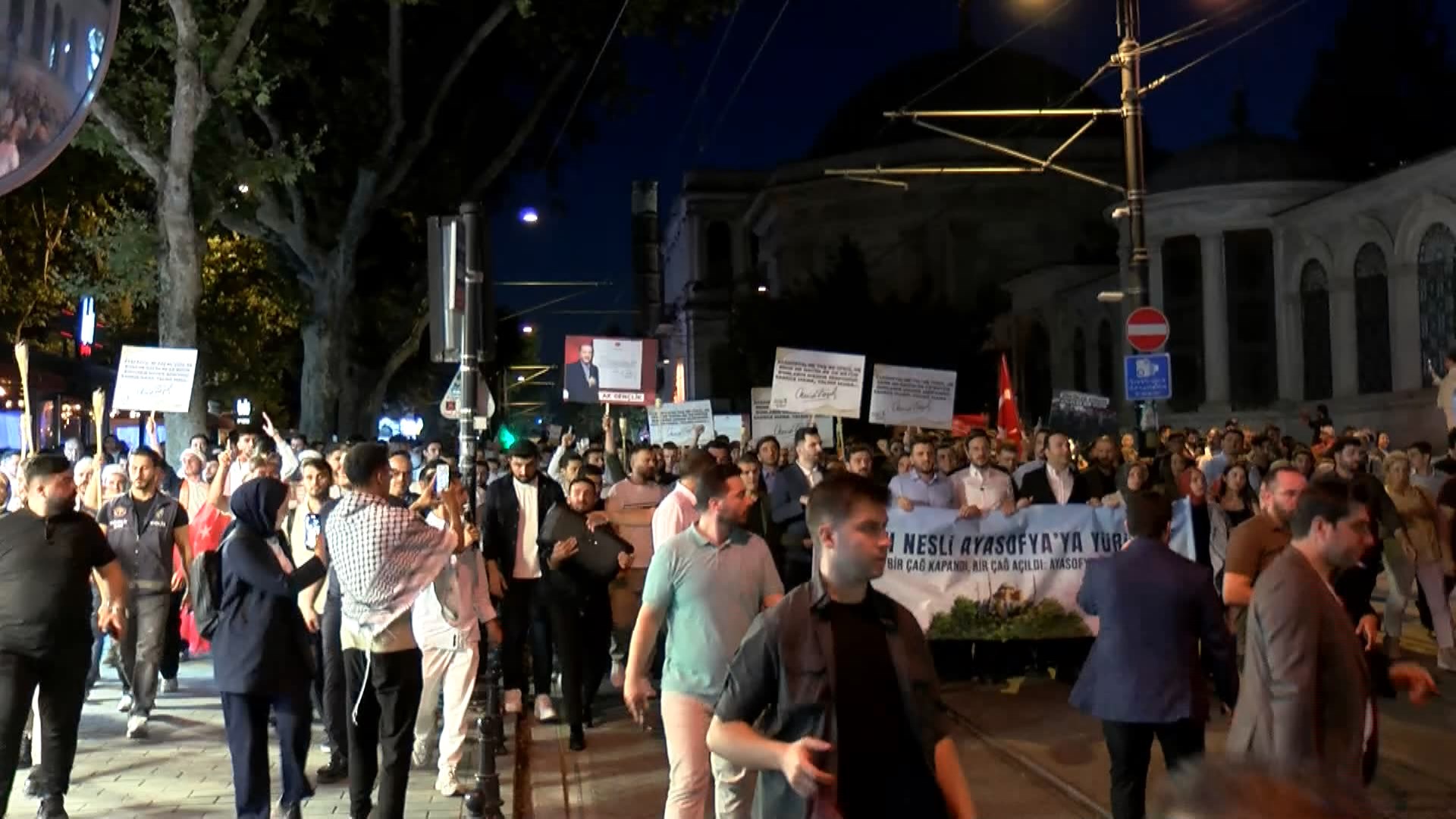 İstanbul- Ayasofya’nın açılışının 5. yıl dönümünde yürüyüş düzenlendi - Görsel 3