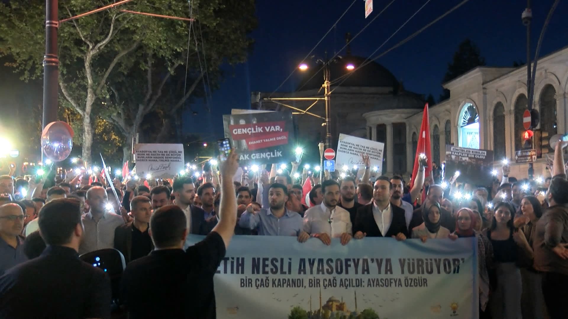 İstanbul- Ayasofya’nın açılışının 5. yıl dönümünde yürüyüş düzenlendi - Görsel 4