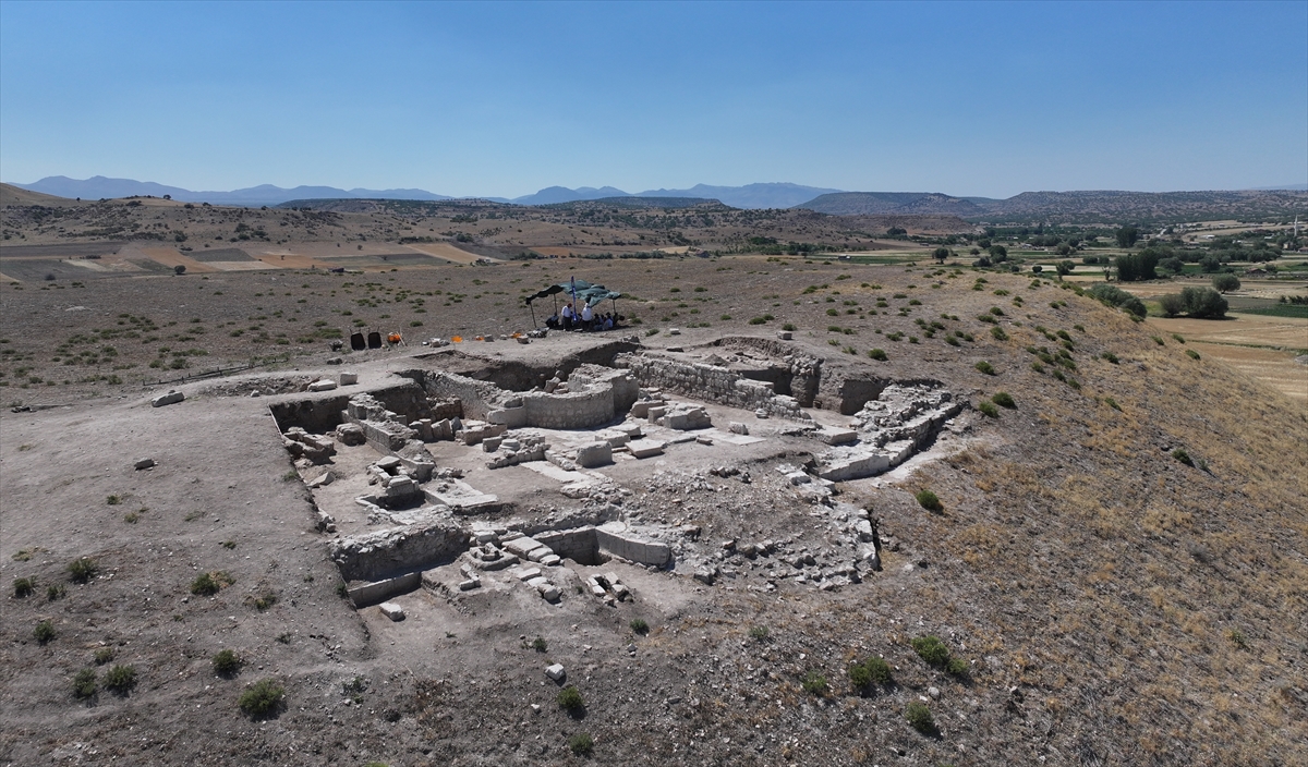KONYA - Lise öğrencileri yaz tatilini arkeoloji kazısında geçiriyor - Görsel 1