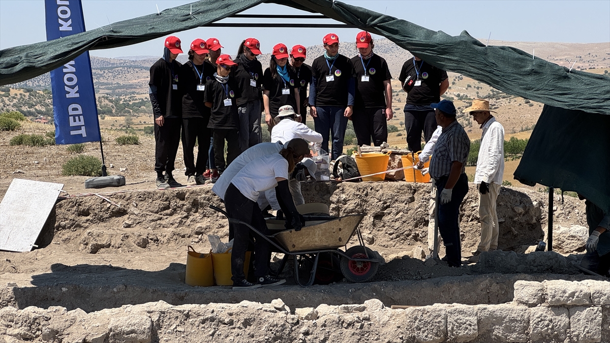 KONYA - Lise öğrencileri yaz tatilini arkeoloji kazısında geçiriyor - Görsel 2