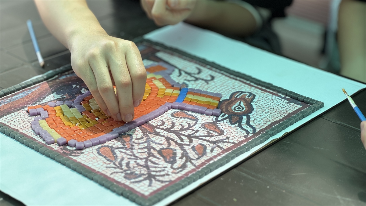 KONYA - Lise öğrencileri yaz tatilini arkeoloji kazısında geçiriyor - Görsel 3