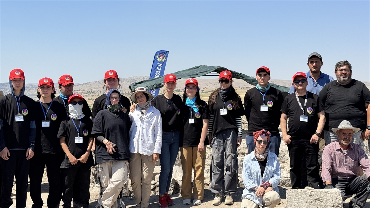 KONYA - Lise öğrencileri yaz tatilini arkeoloji kazısında geçiriyor - Görsel 4