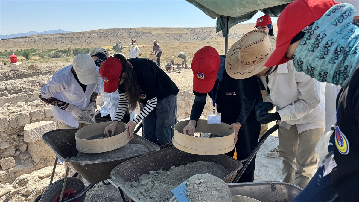 KONYA - Lise öğrencileri yaz tatilini arkeoloji kazısında geçiriyor - Görsel 5